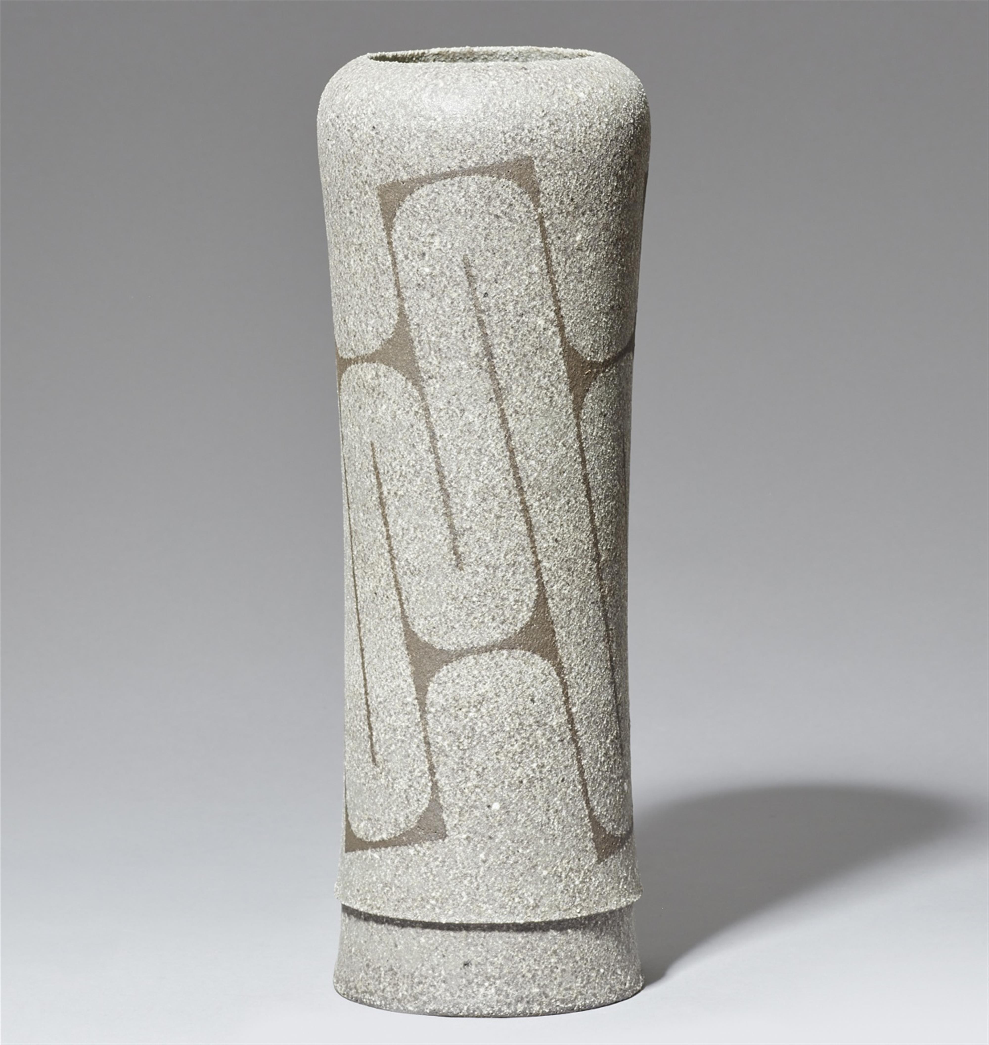 A slender vase, by Ito Shin (born 1955). Tochigi prefecture, Mashiko. Late 20th/early 21st century - image-1