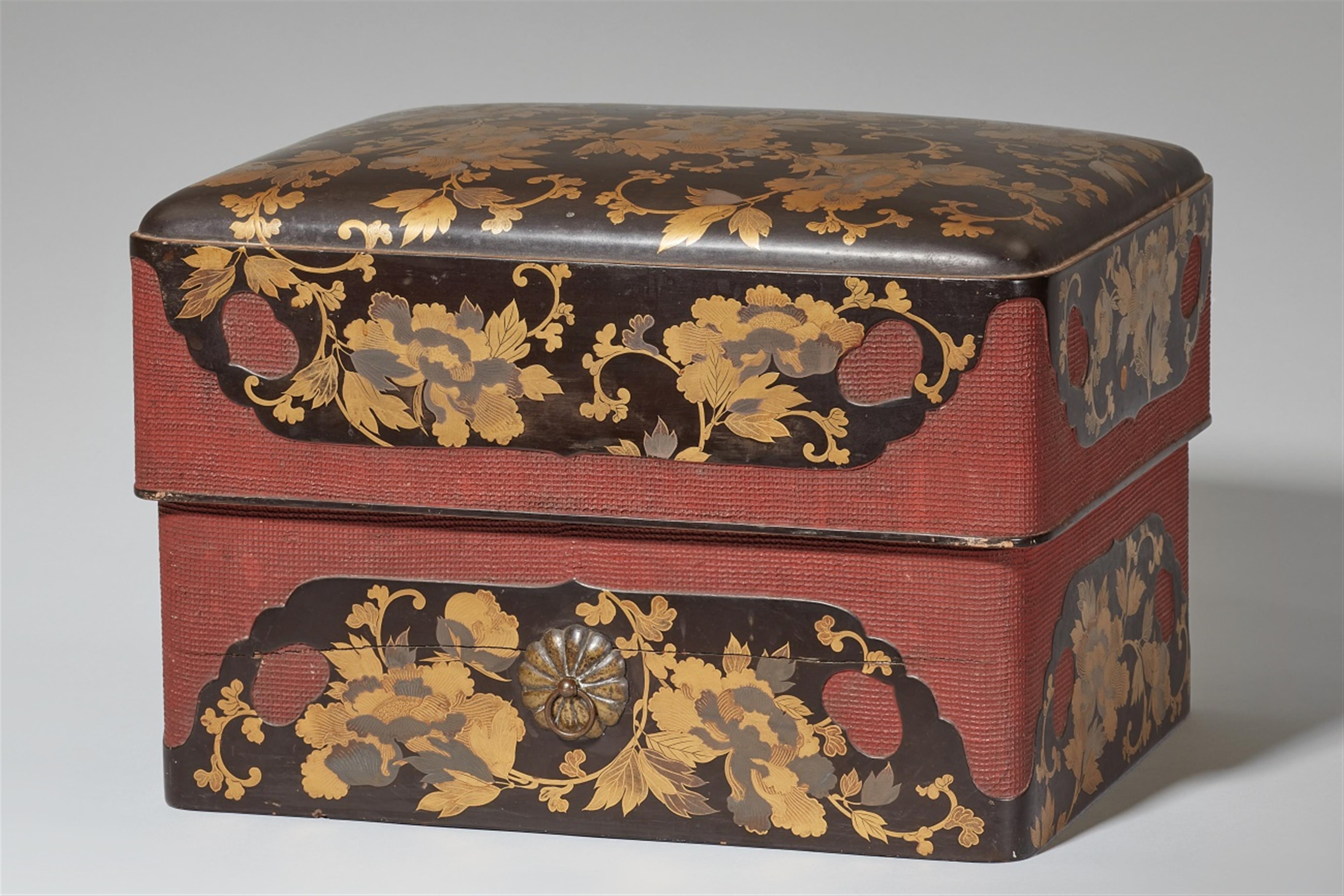 A large lacquer sumiaka box. Edo period, 17th century - image-1