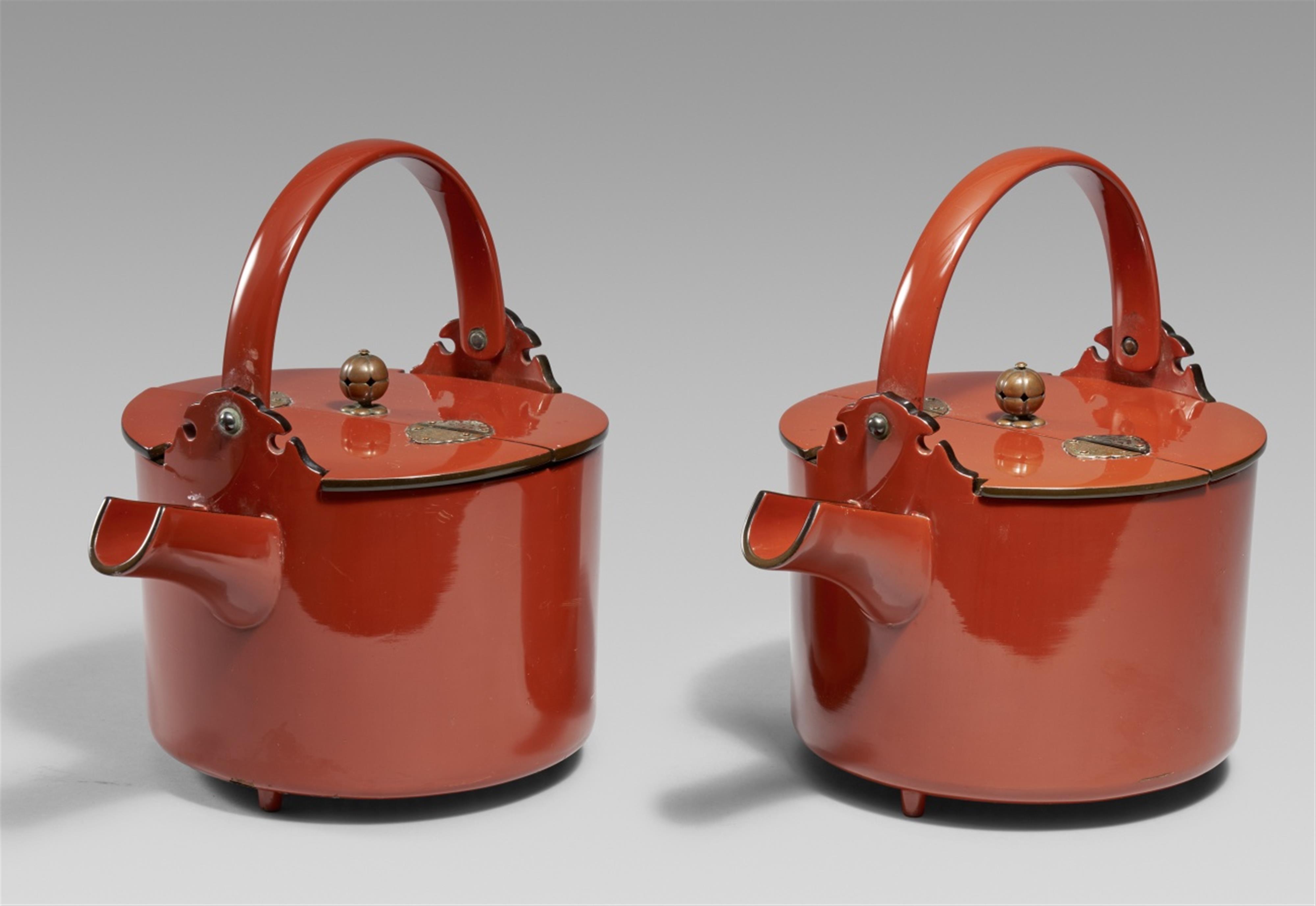 Two red lacquer ewers. Dated 1814 - image-1