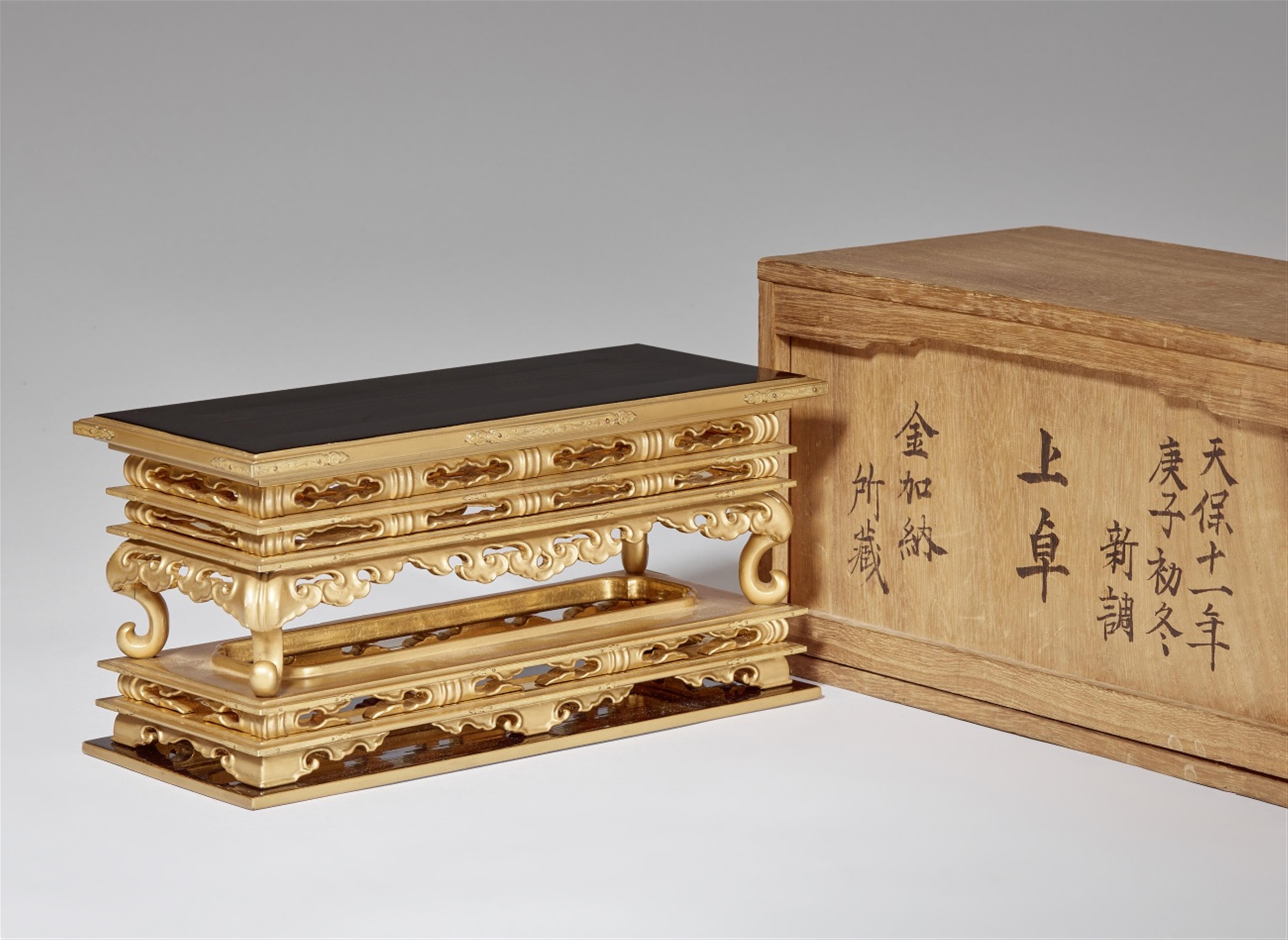 Ablagetischchen für einen buddhistischen Altar. Holz und Lack. Ca. 1850/1840 - image-1