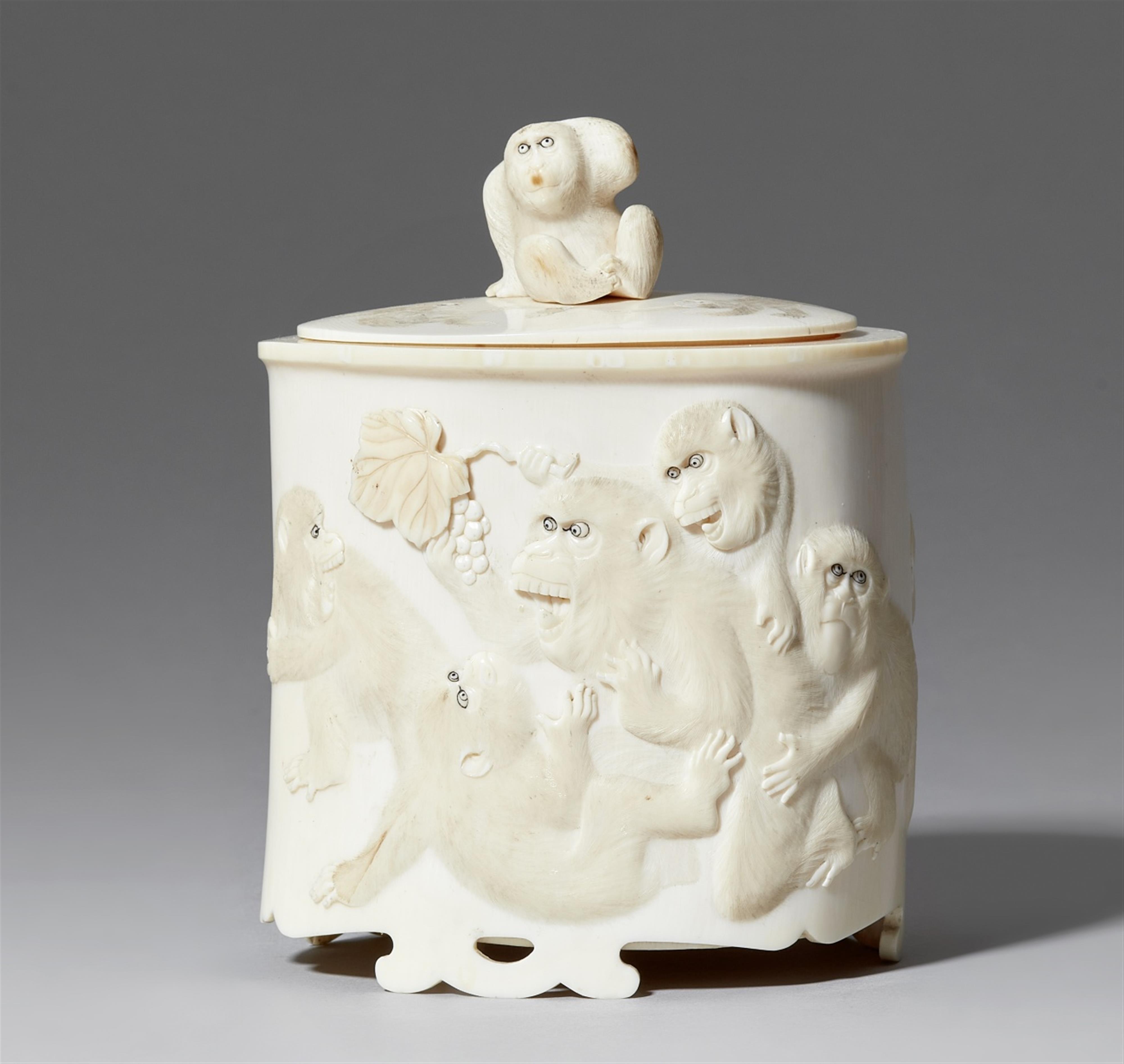 An ivory lidded vessel. Late 19th century - image-1