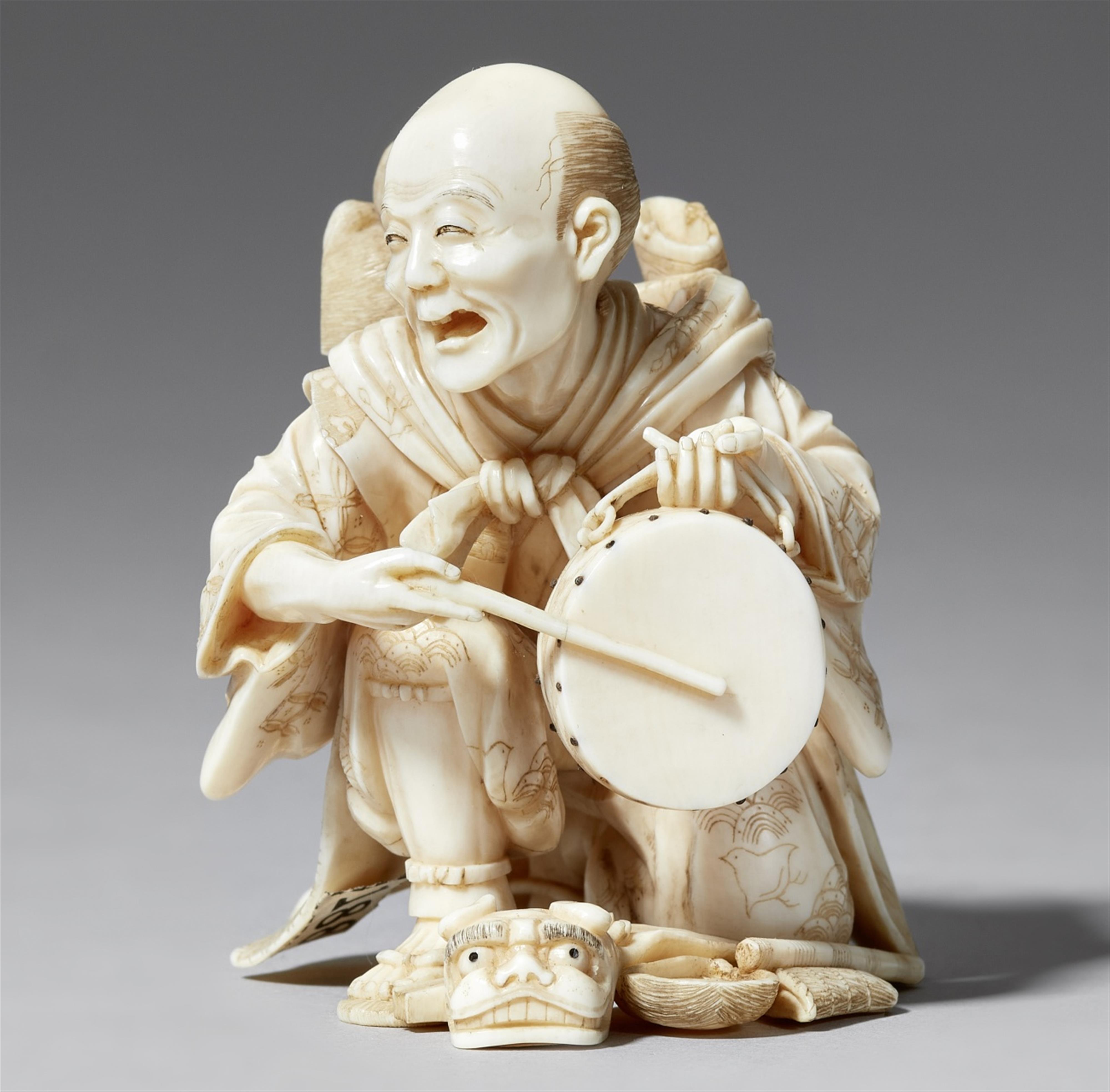 An ivory okimono of a street entertainer. Late 19th century - image-1