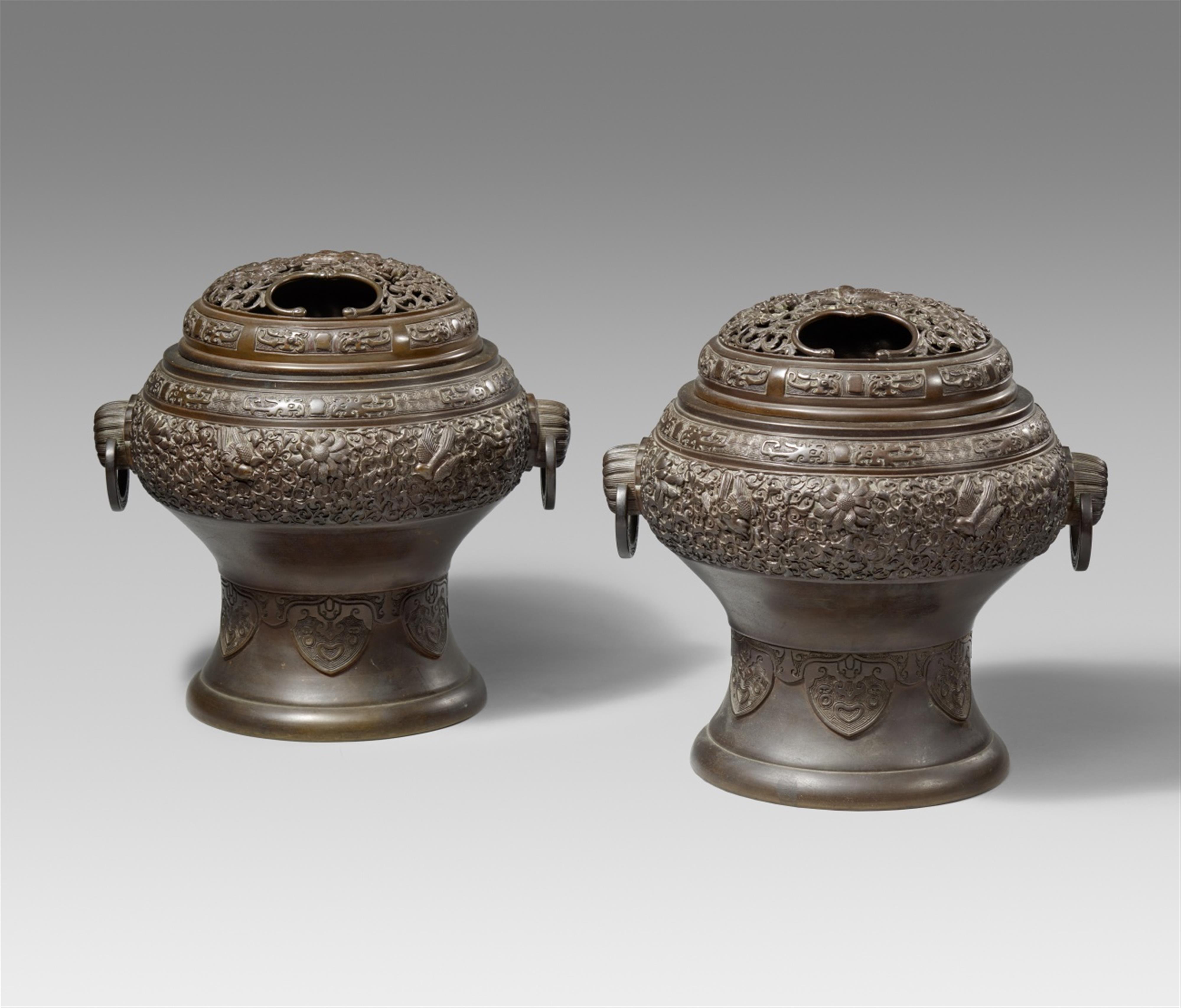 A pair of bronze handwarmers (teaburi). Late 19th century - image-1