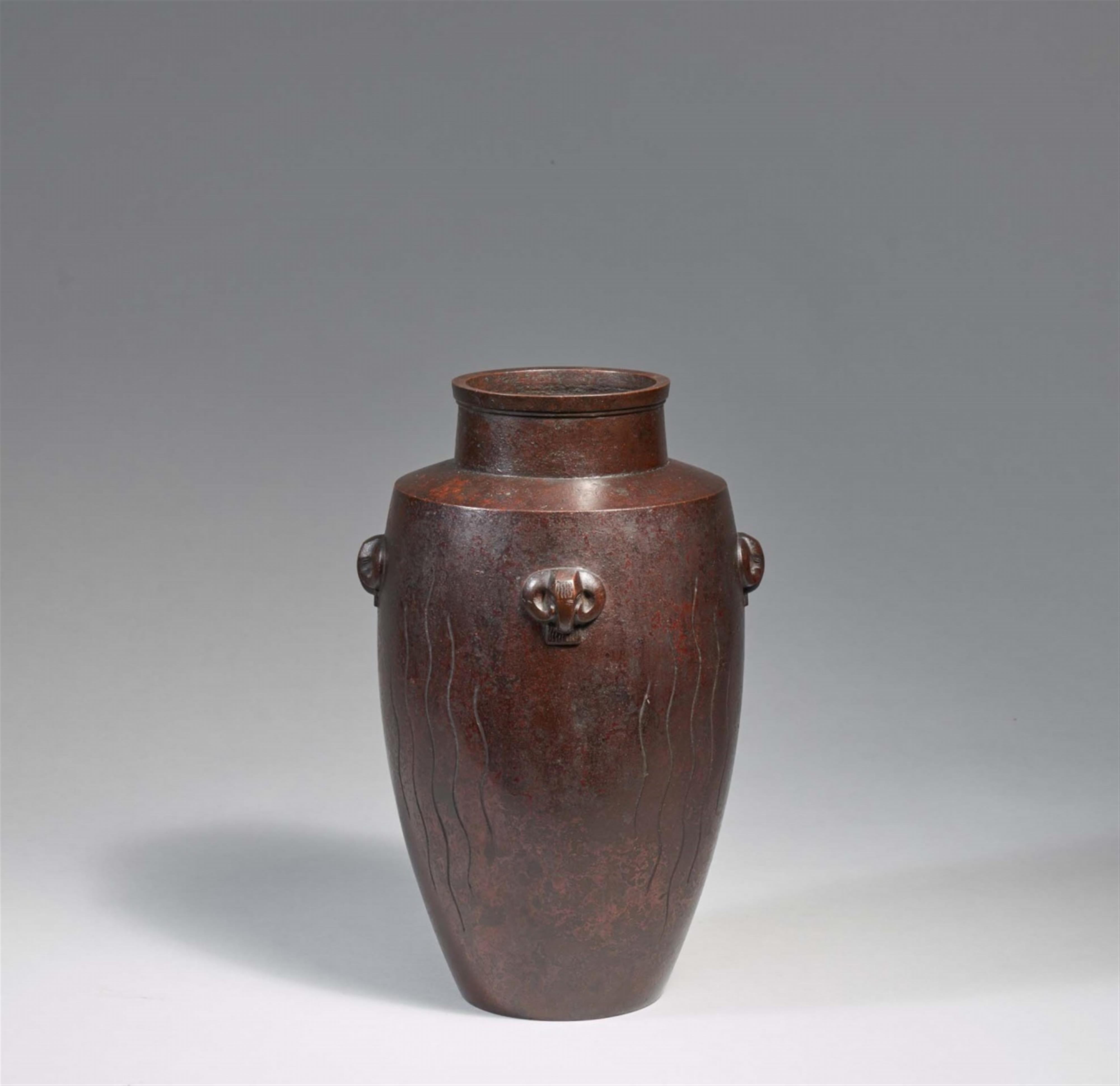 Große, sehr schwere Vase. Bronze. Frühes 20. Jh. - image-2