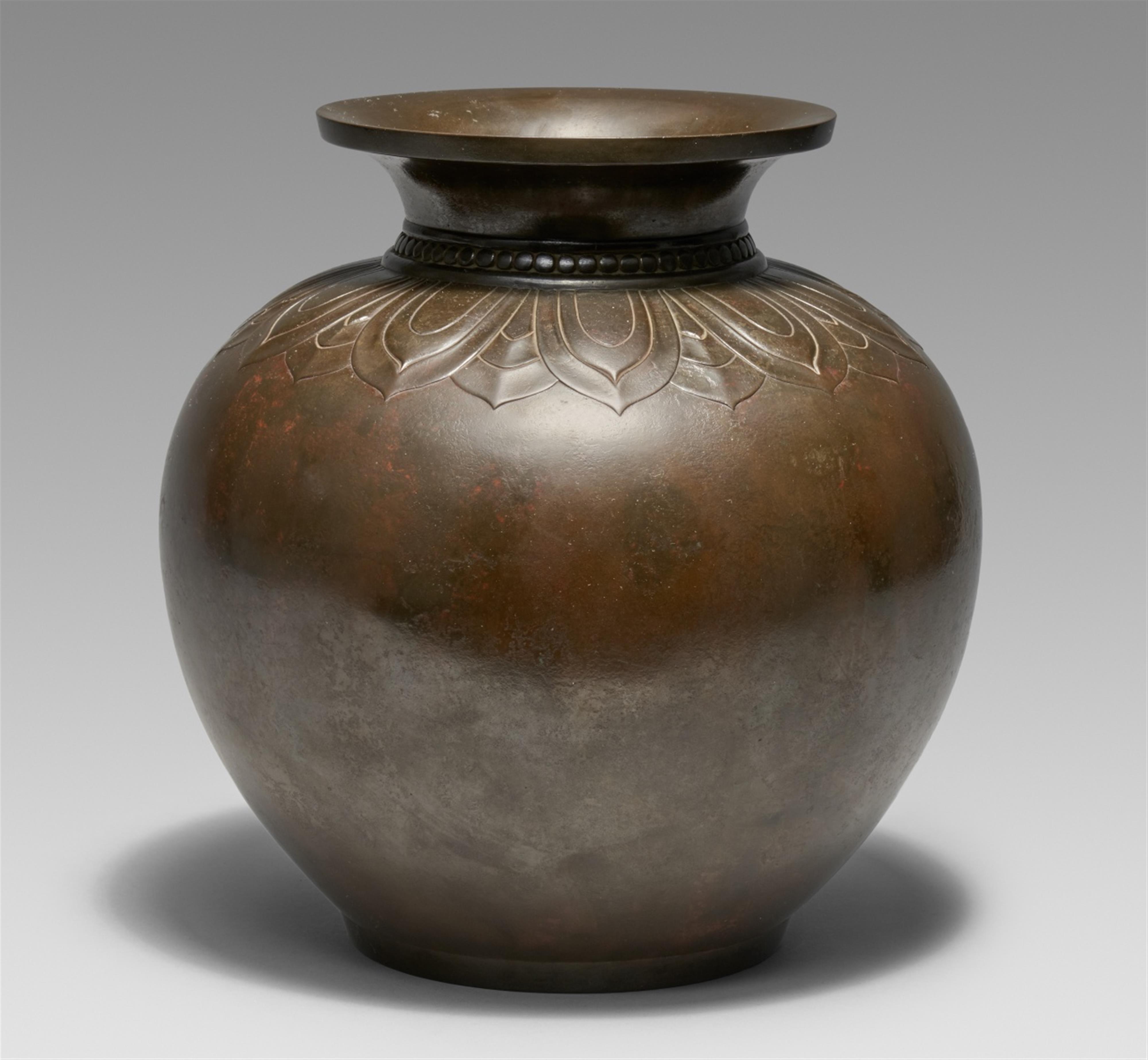 A large bronze vase by Yamamoto Junmin (1888-1962) - image-1