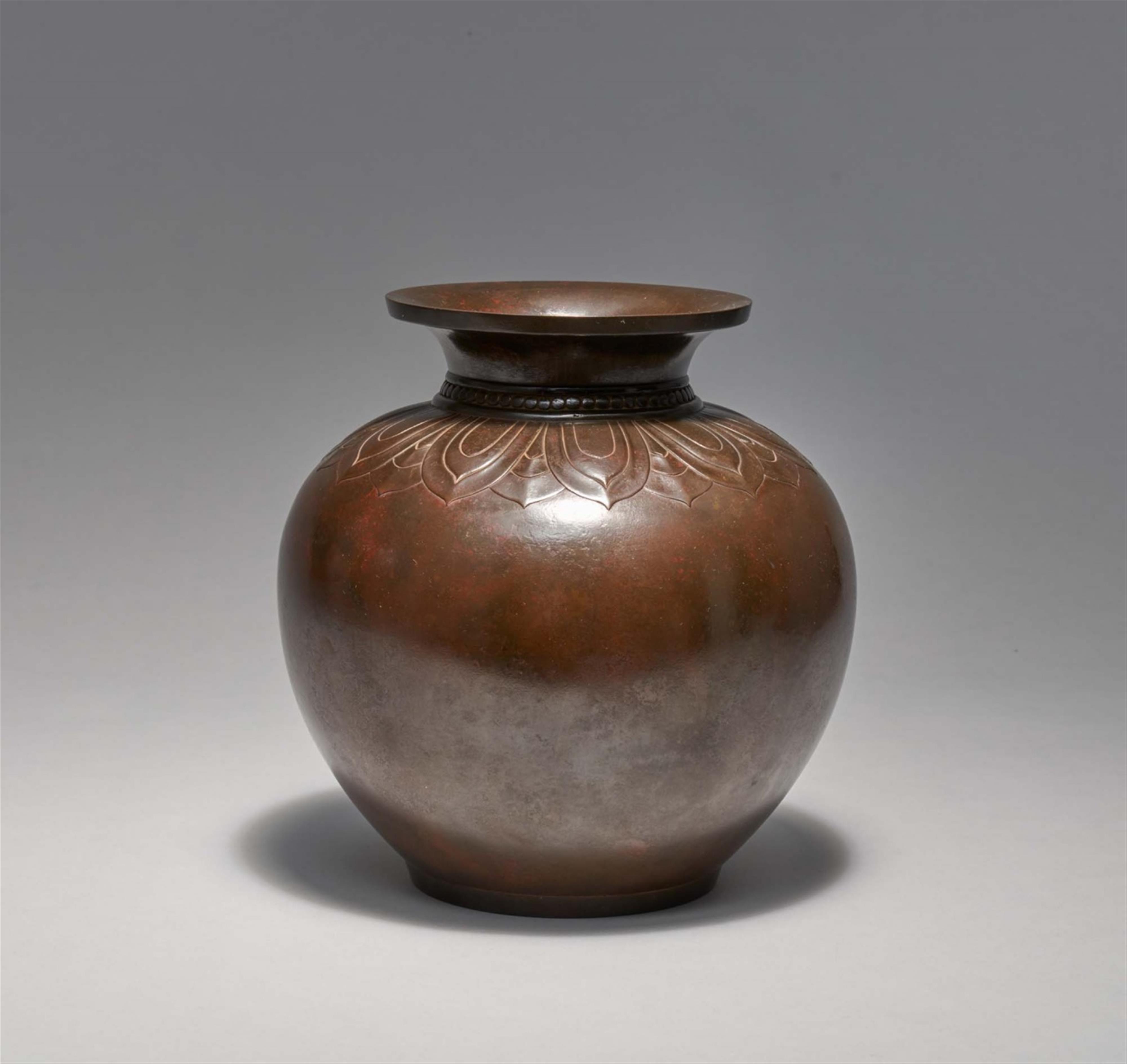 A large bronze vase by Yamamoto Junmin (1888-1962) - image-2