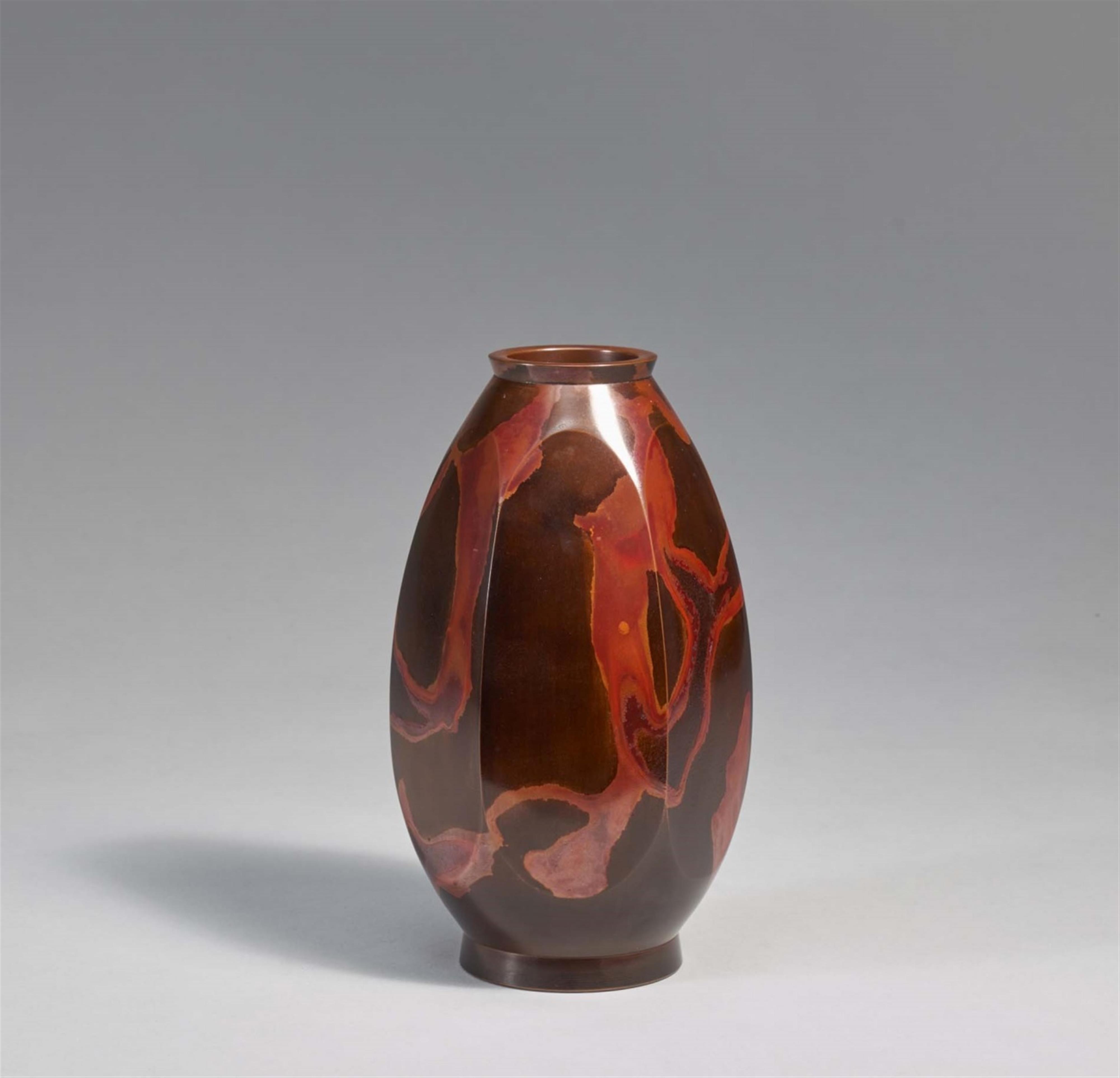 A hexagonal bronze vase by Yashima Boshu (1925-2001). Second half 20th century - image-2