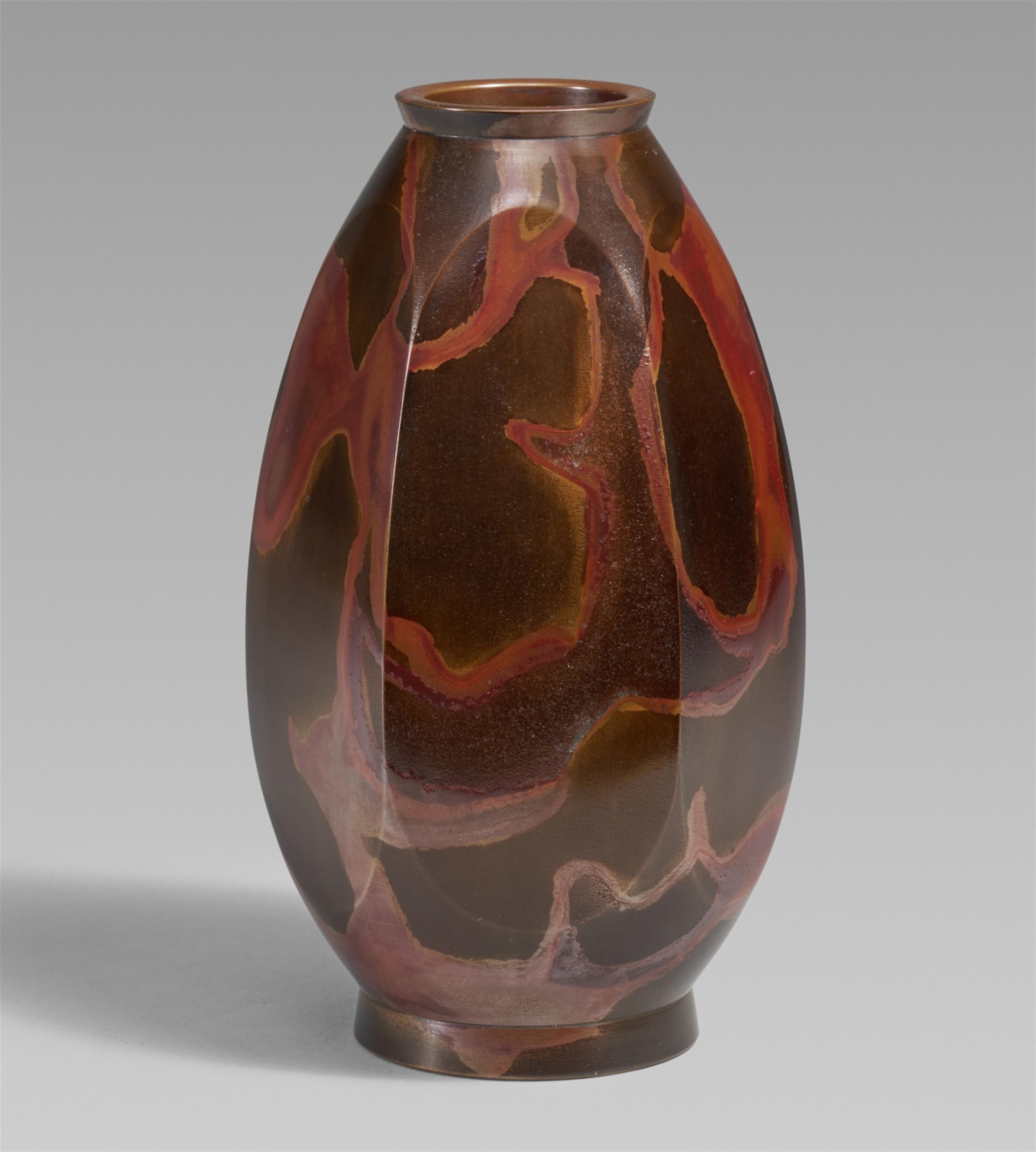 A hexagonal bronze vase by Yashima Boshu (1925-2001). Second half 20th century - image-1