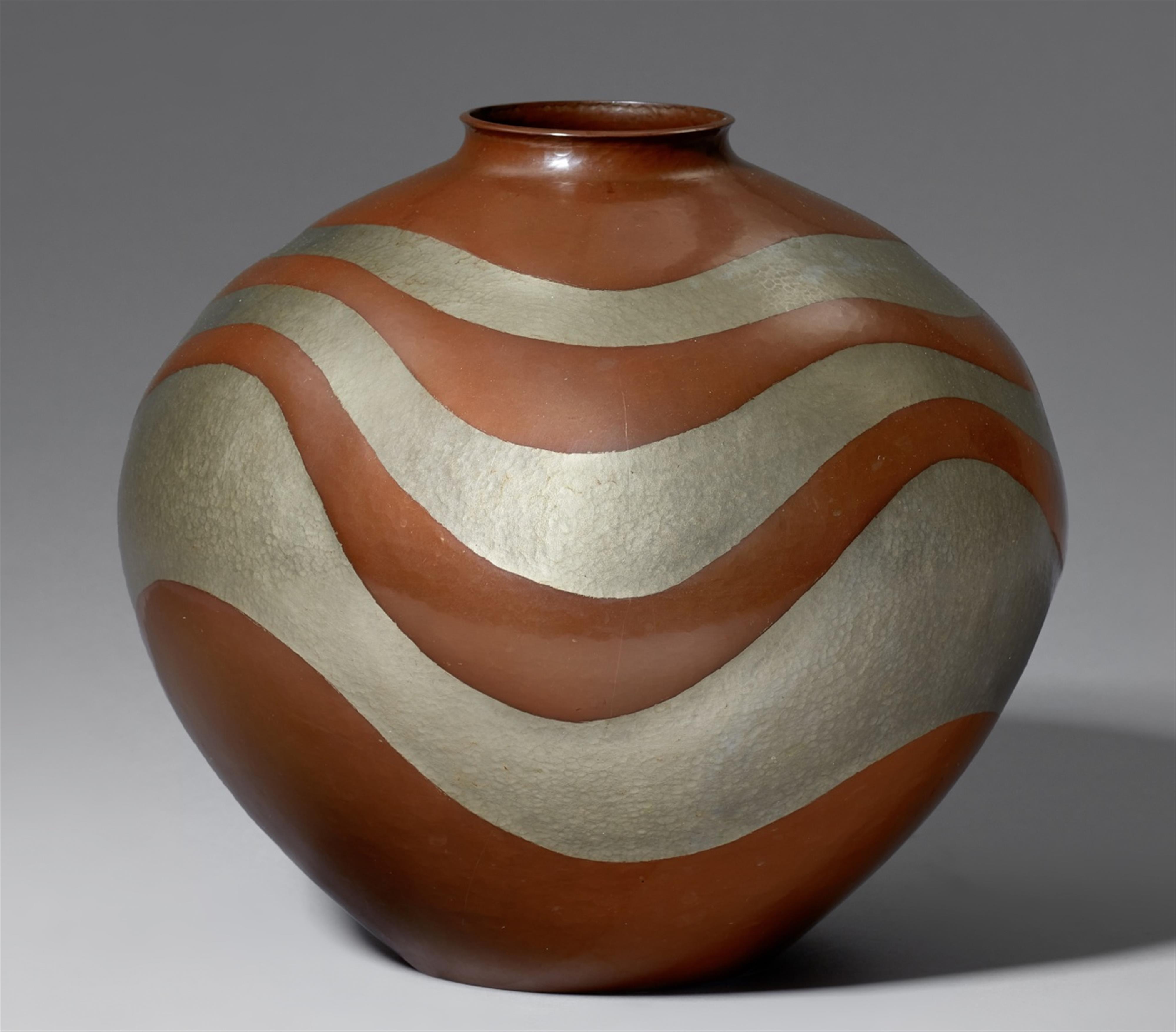 A hammered copper vase by Gyokusendo Kakuhei III (1901-1992) - image-1