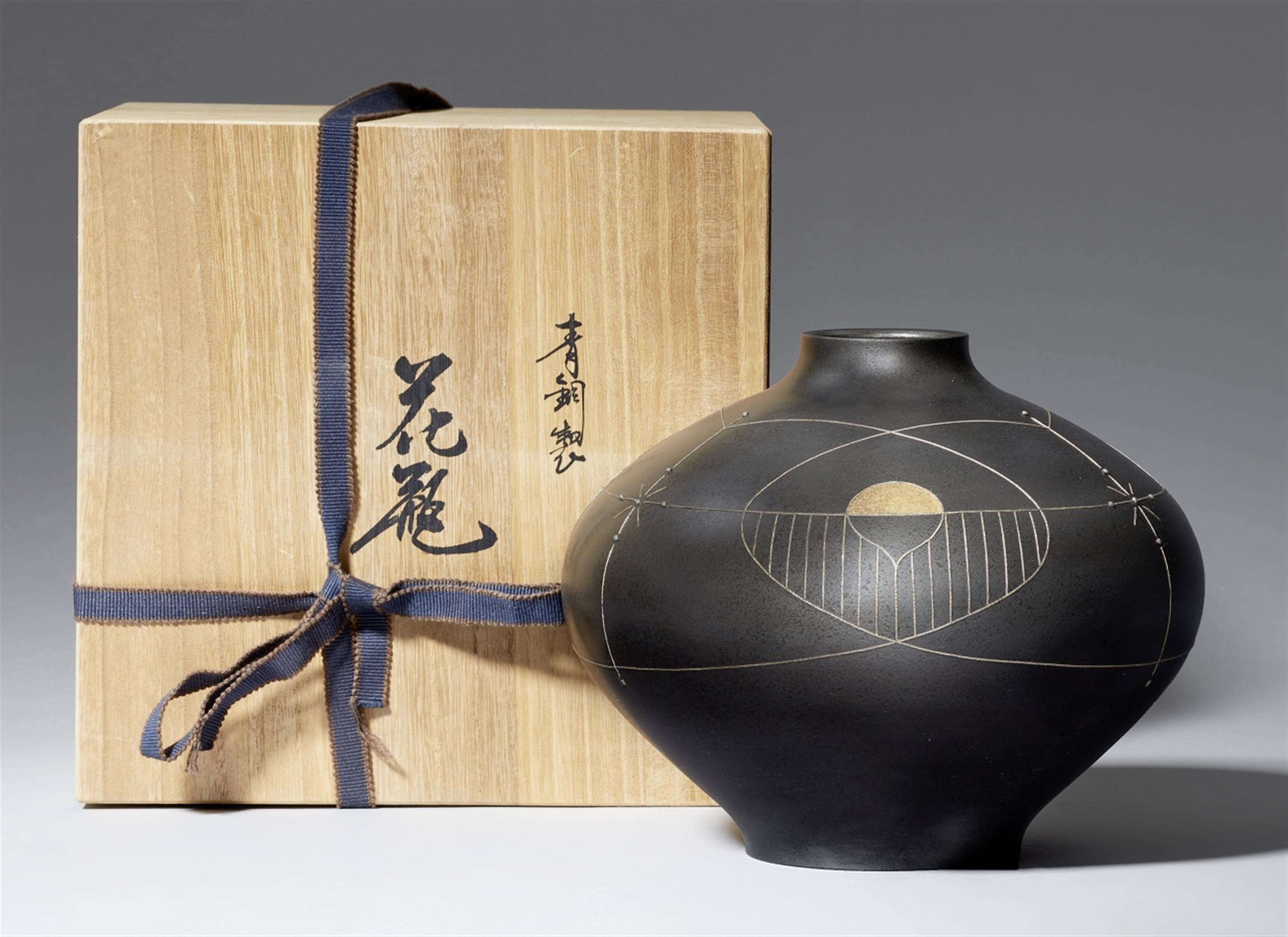 A bronze vase by Aoki Kisoku (born 1939). Late 20th century - image-1