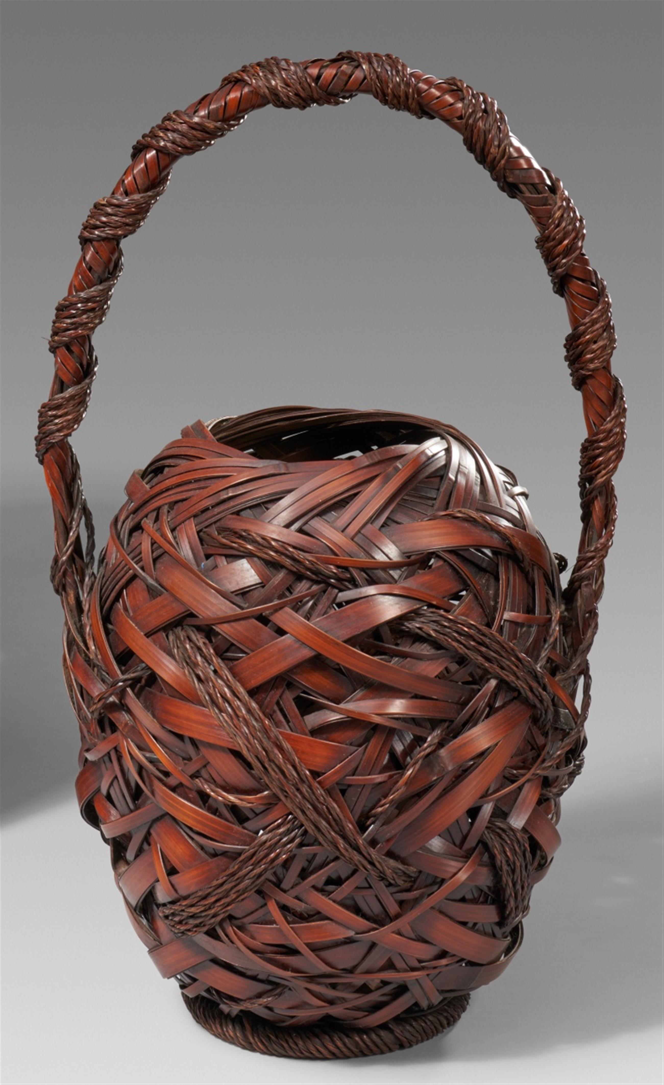 A large bamboo ikebana basket. 20th century - image-1