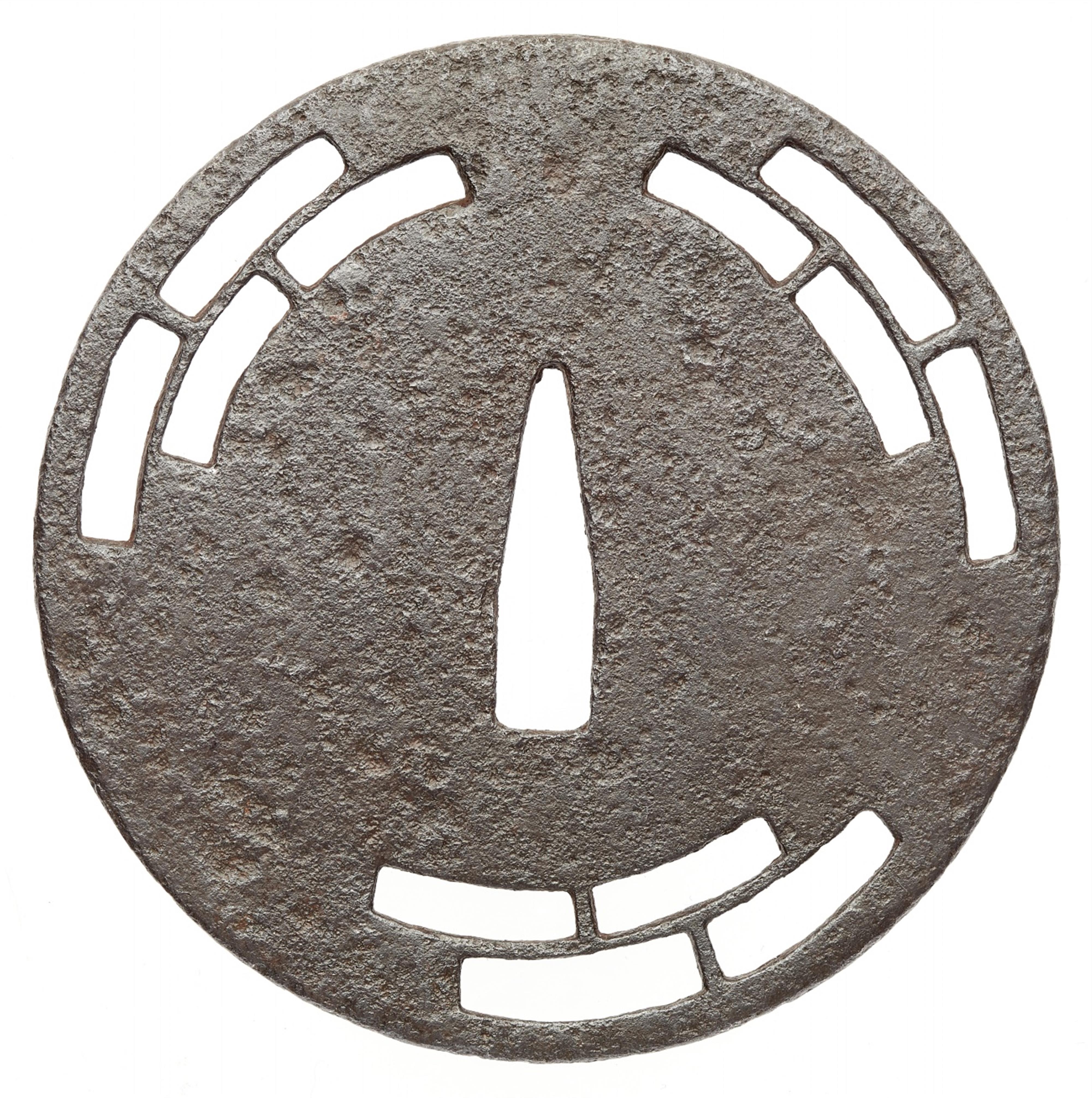 A Katchûshi iron tsuba. 16th century - image-1