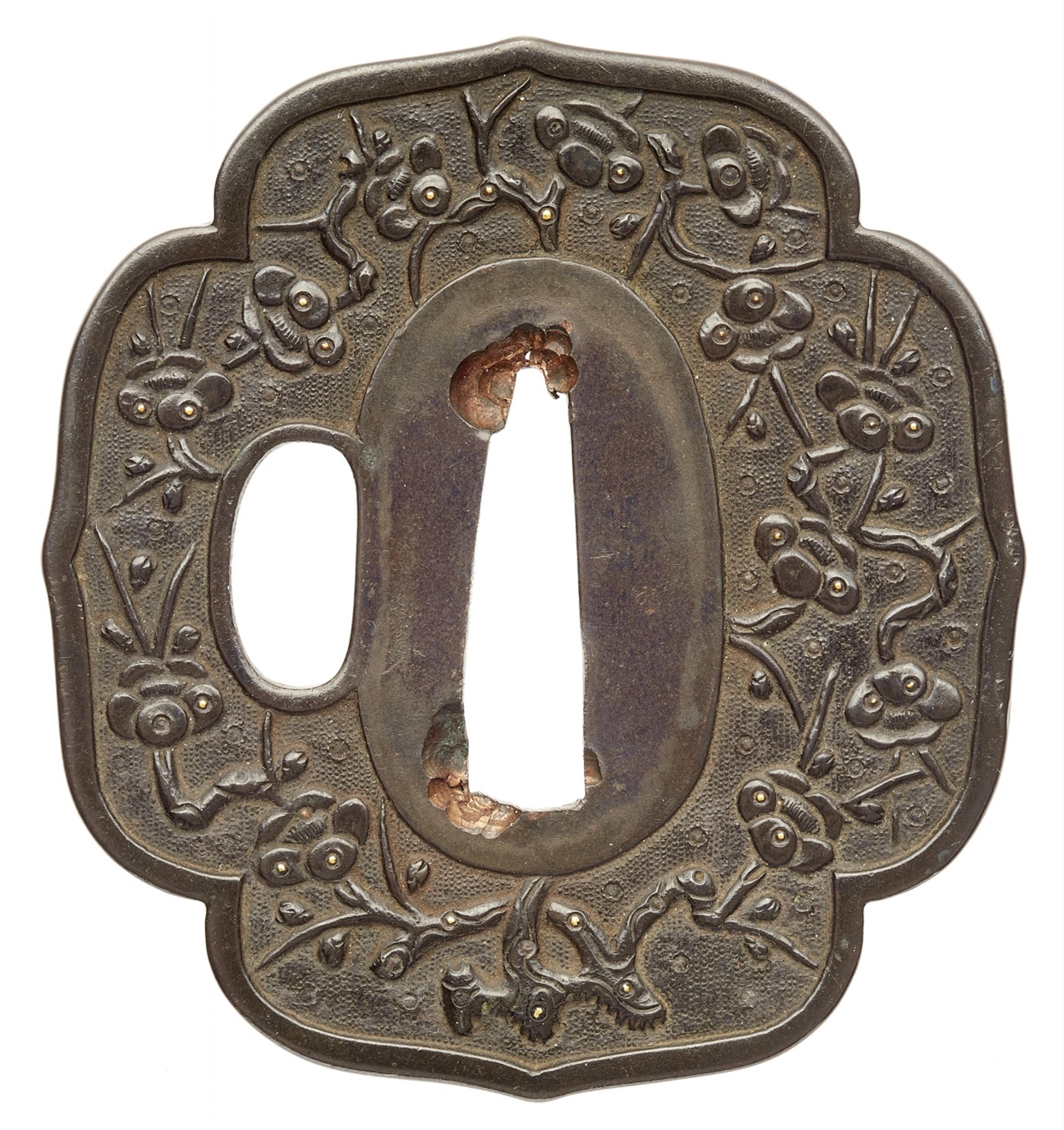 A ko kinkô shibuichi tsuba. Late 16th century - image-1