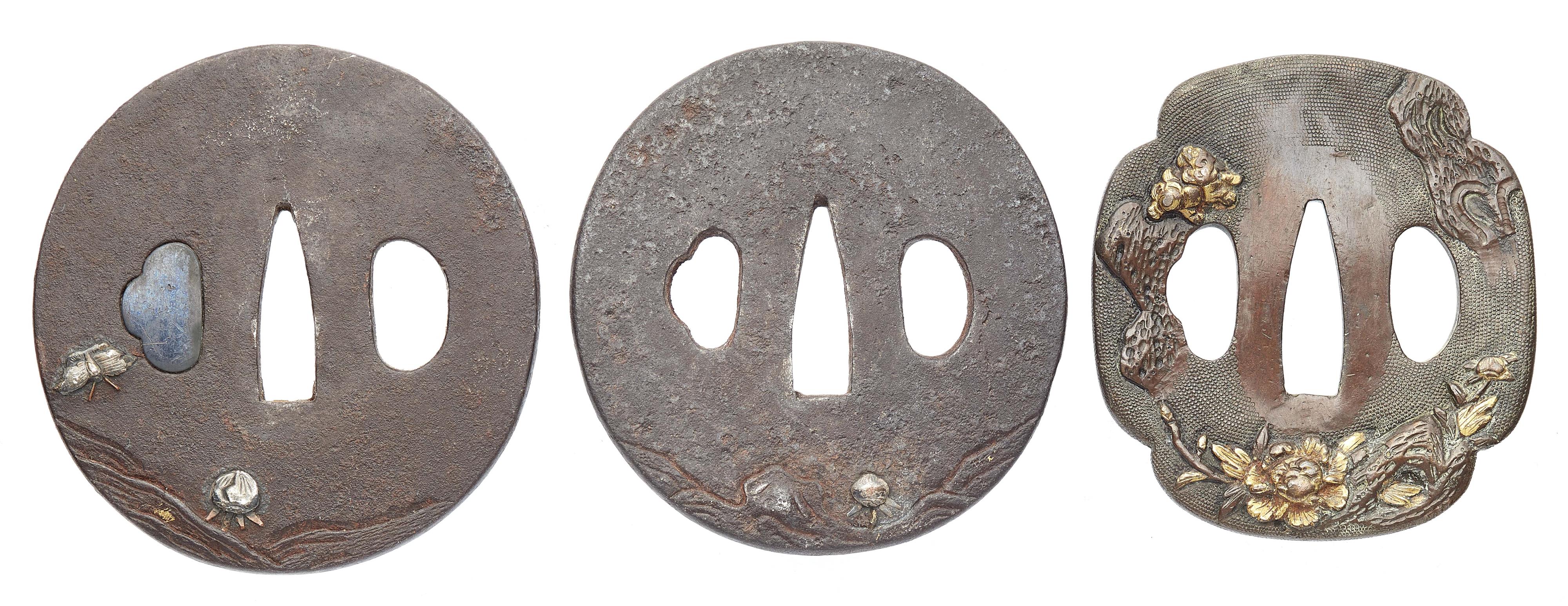 Zwei tsuba aus Eisen und eines aus Weichmetall. 19. Jh. - image-2