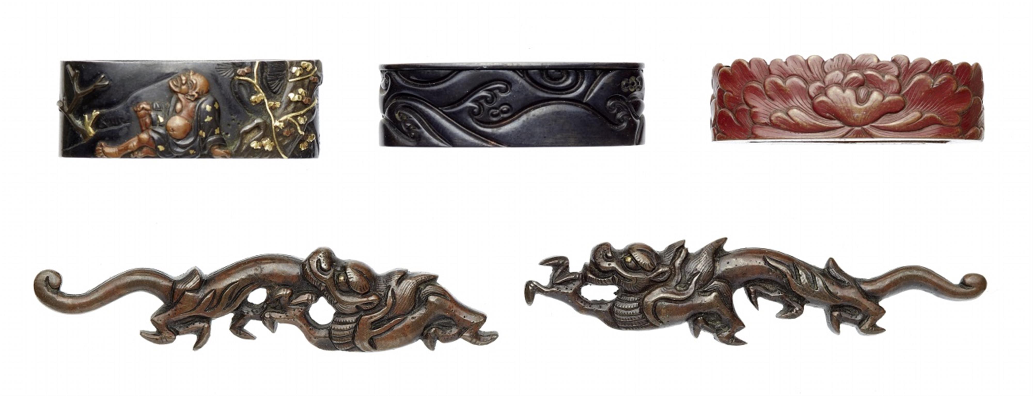 Three single fuchi and a pair of akagane menuki. 18th/19th century - image-1