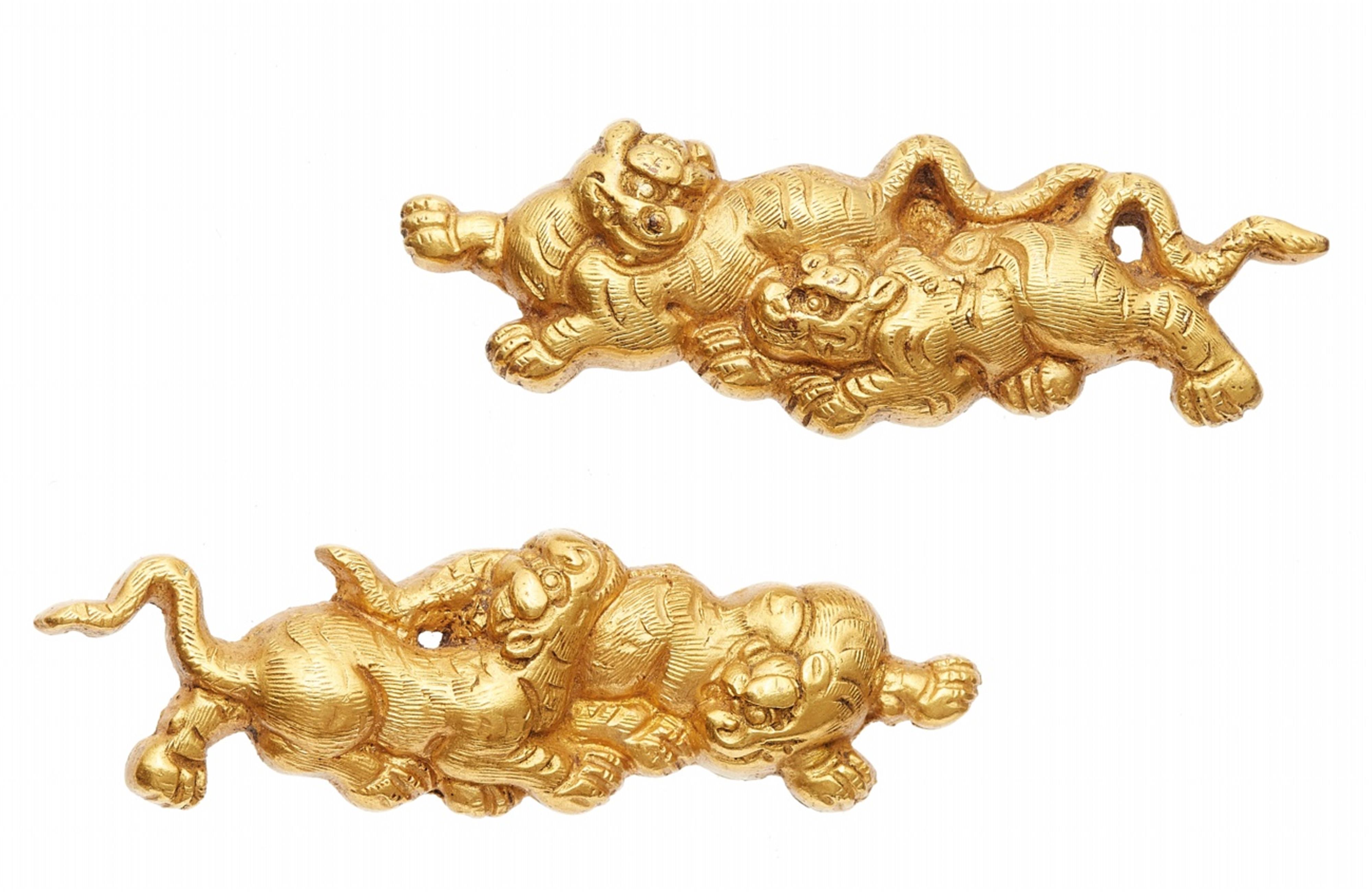 A pair of gilt copper alloy menuki. 19th century - image-1