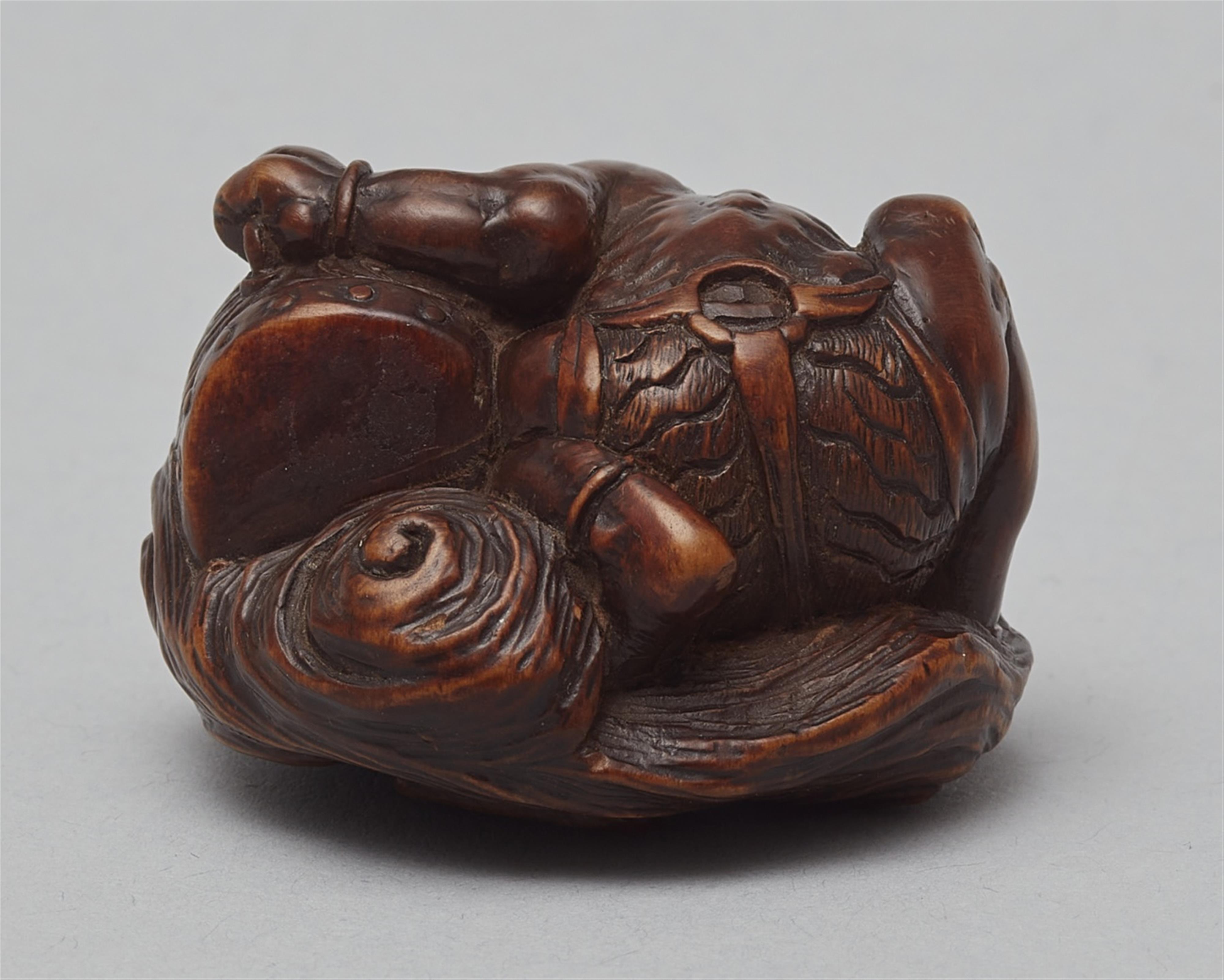 A boxwood netsuke of Raiden. Early 19th century - image-3