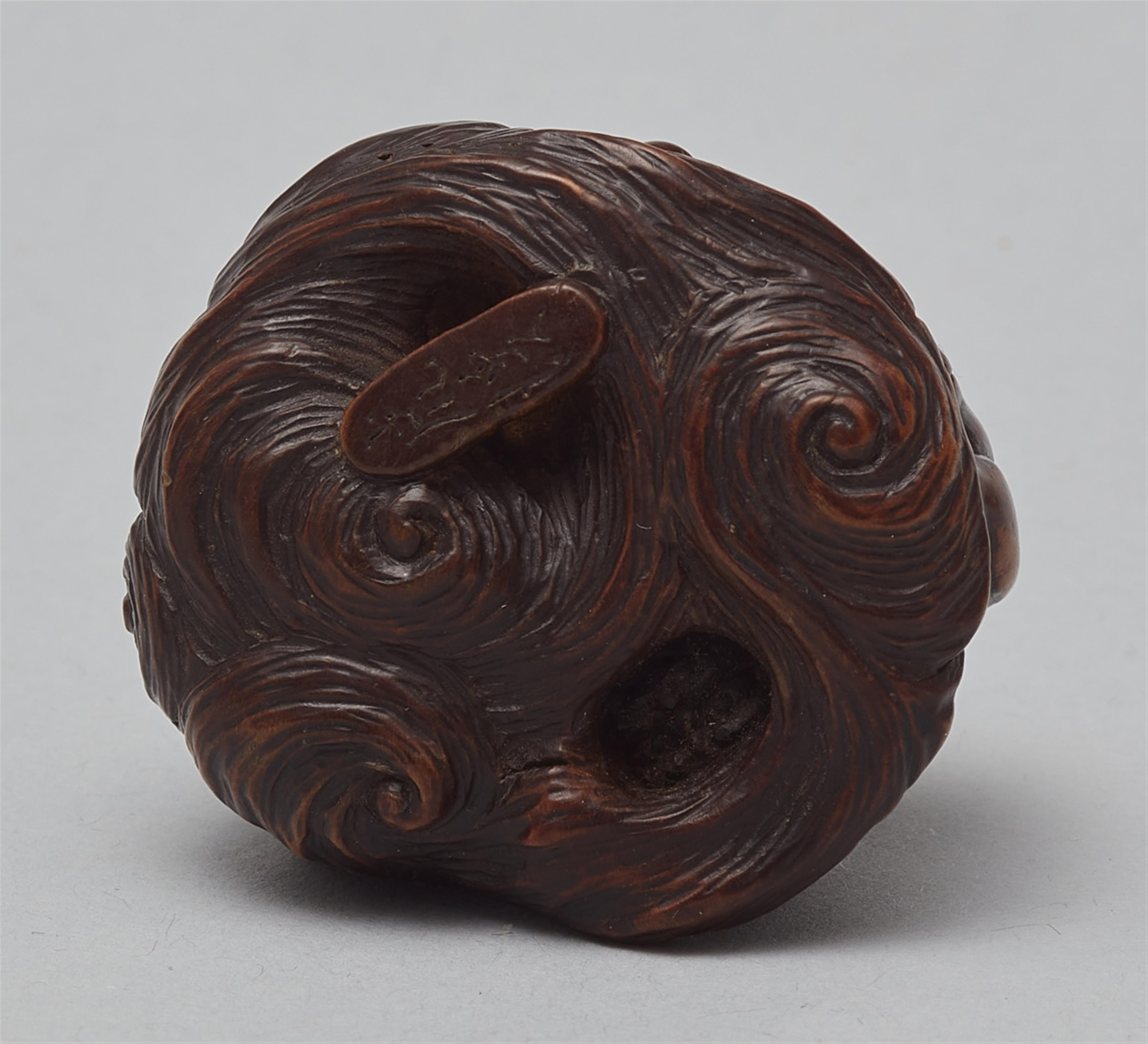 A boxwood netsuke of Raiden. Early 19th century - image-5