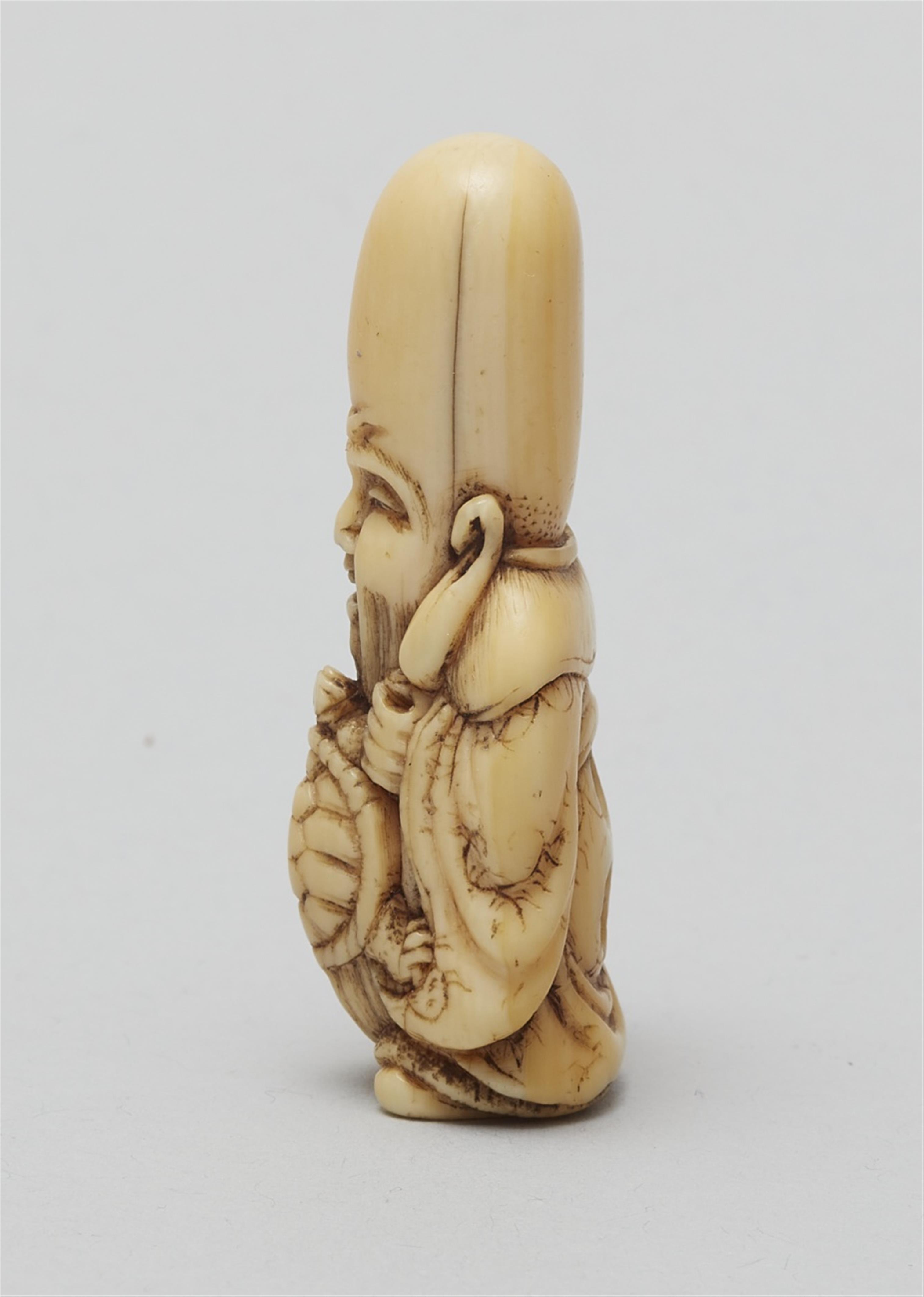 An ivory netsuke of a friendly Fukurokuju. Early 19th century - image-2