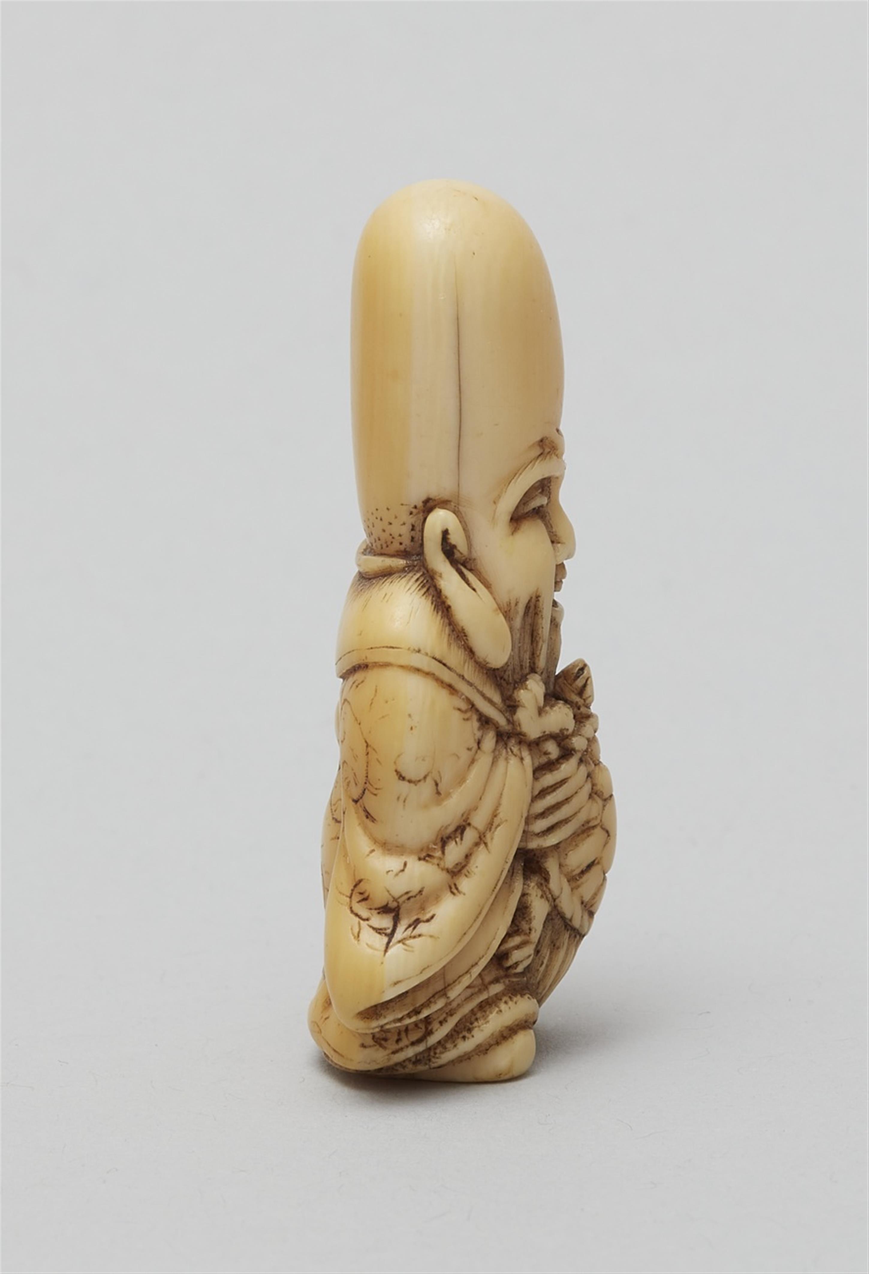 An ivory netsuke of a friendly Fukurokuju. Early 19th century - image-3