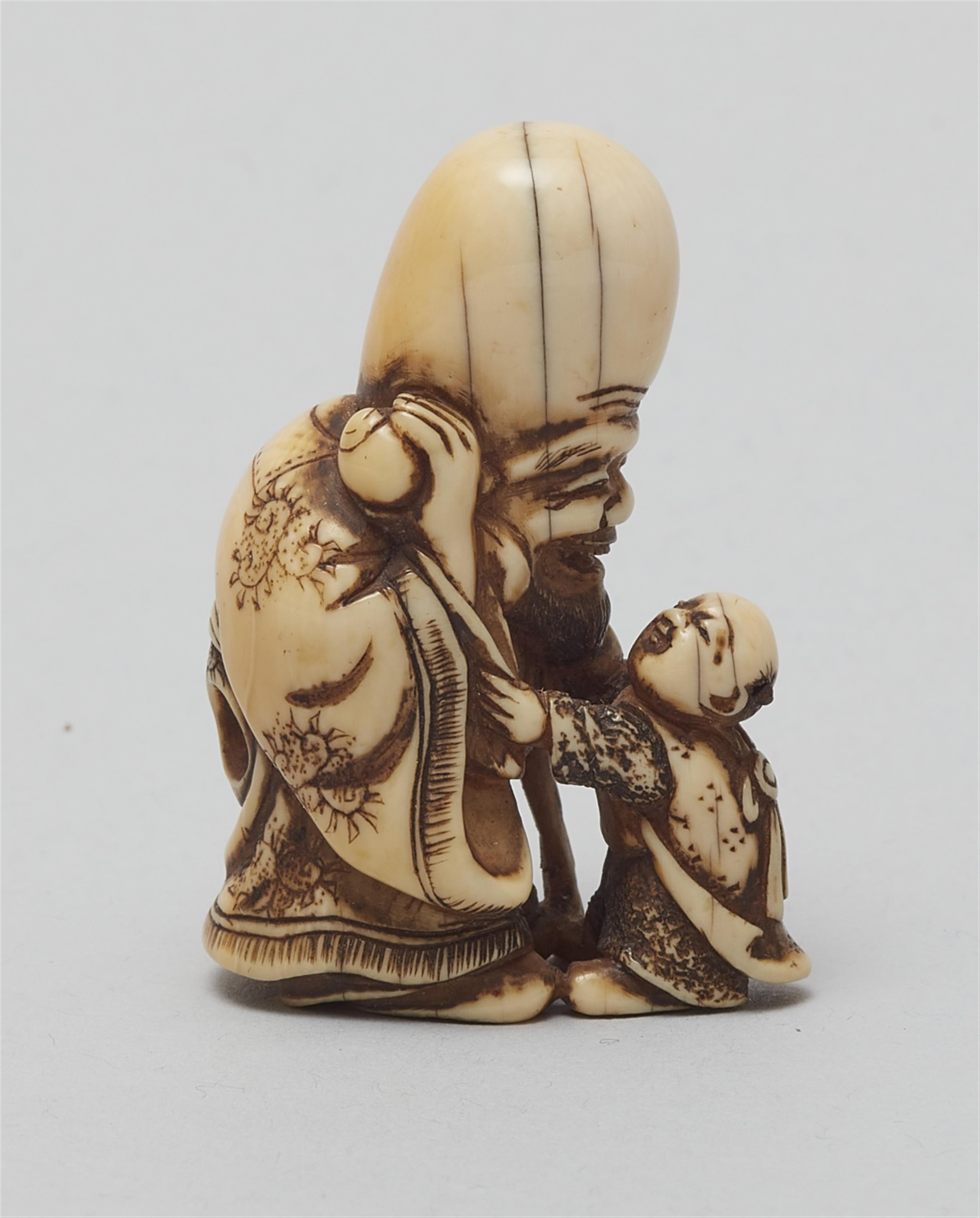 An ivory netsuke of Fukurokuju and karako. Early 19th century - image-2