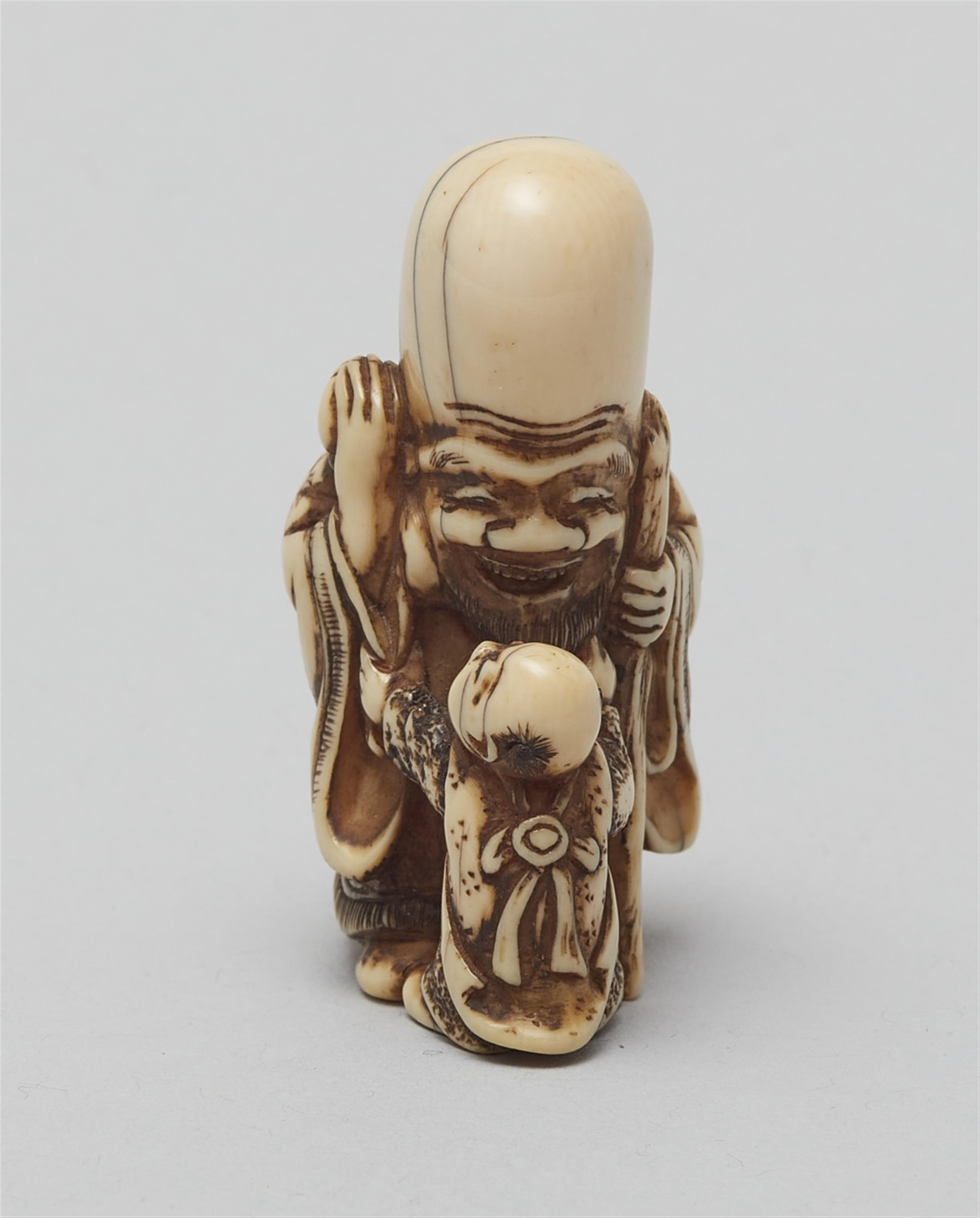 An ivory netsuke of Fukurokuju and karako. Early 19th century - image-3