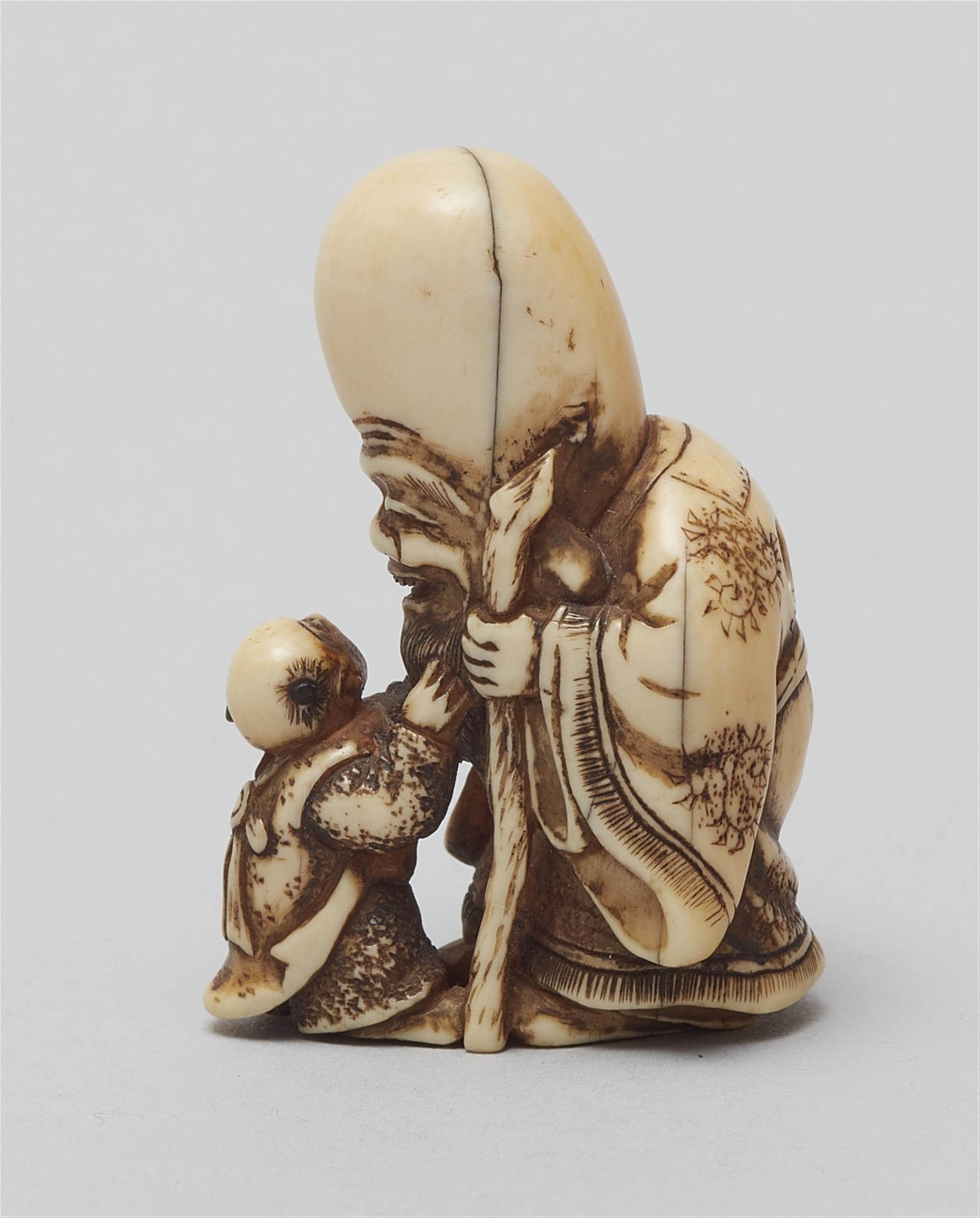 An ivory netsuke of Fukurokuju and karako. Early 19th century - image-4