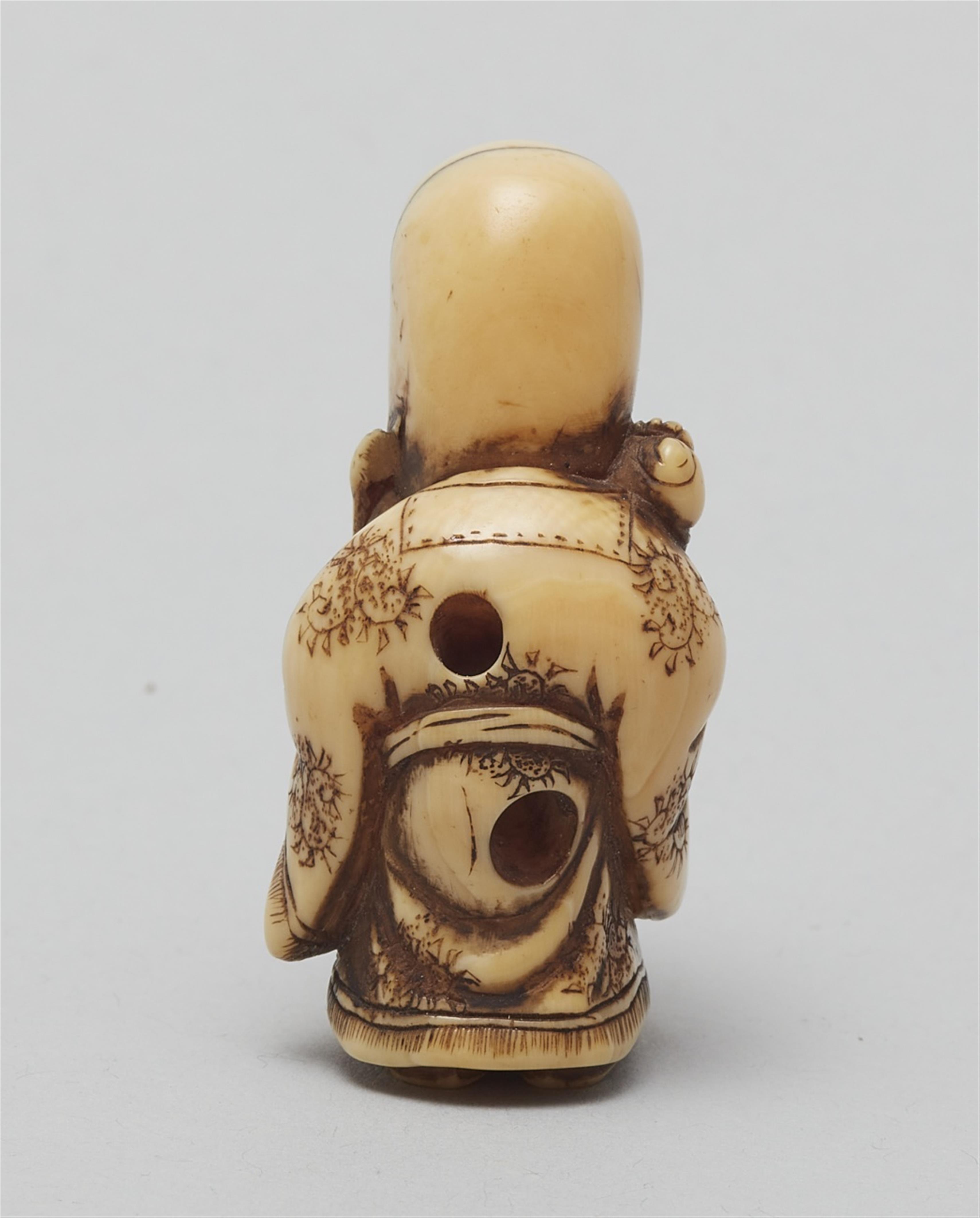 An ivory netsuke of Fukurokuju and karako. Early 19th century - image-5