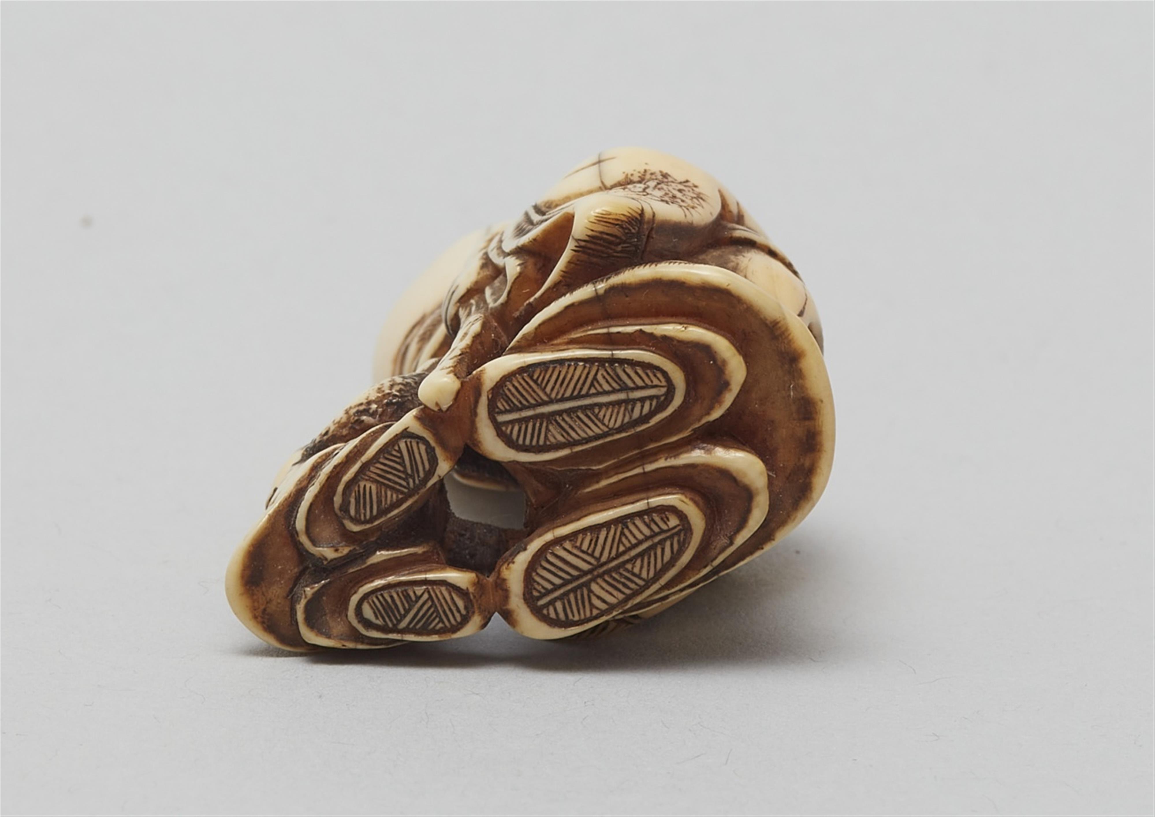 An ivory netsuke of Fukurokuju and karako. Early 19th century - image-6