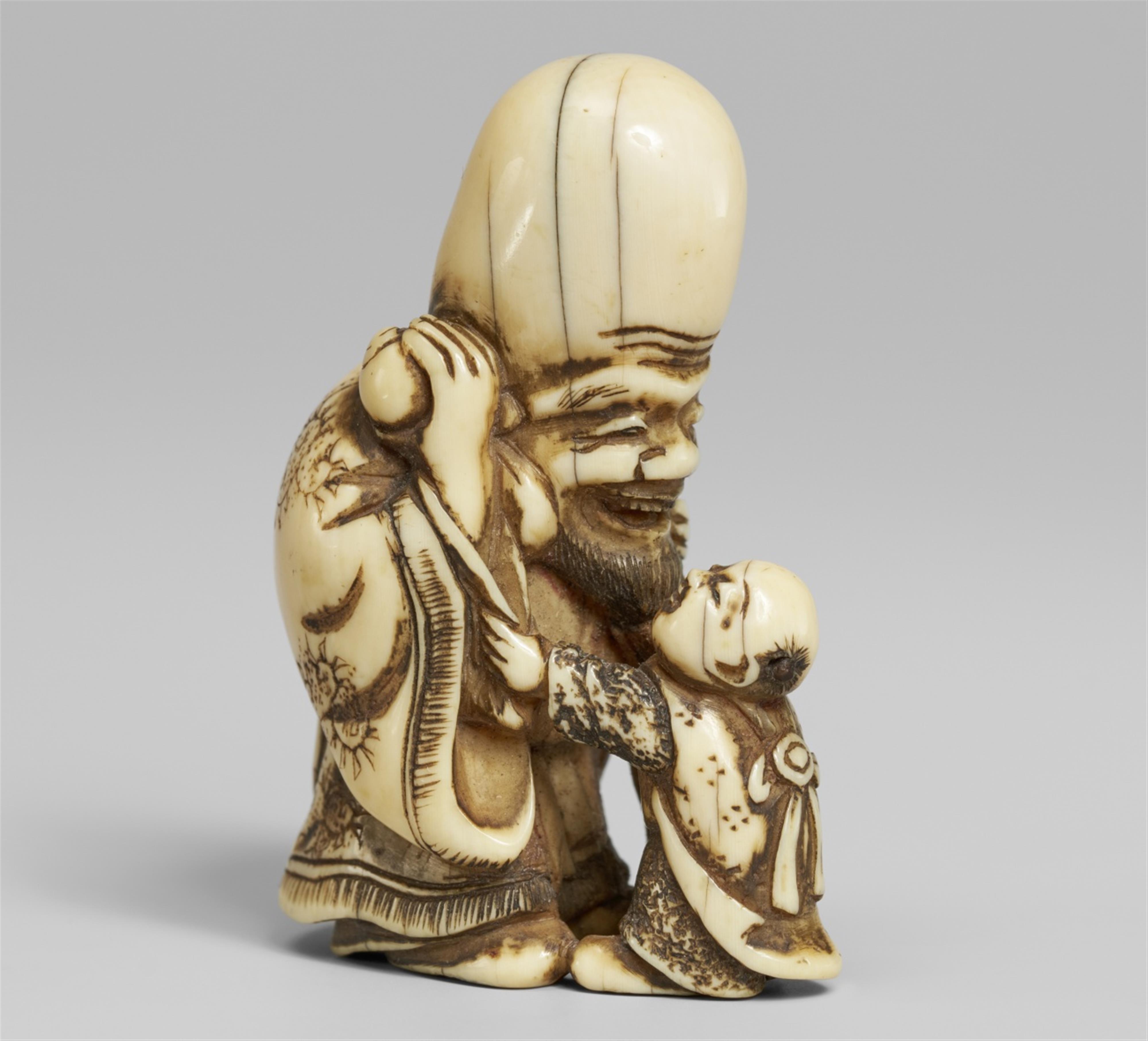 An ivory netsuke of Fukurokuju and karako. Early 19th century - image-1