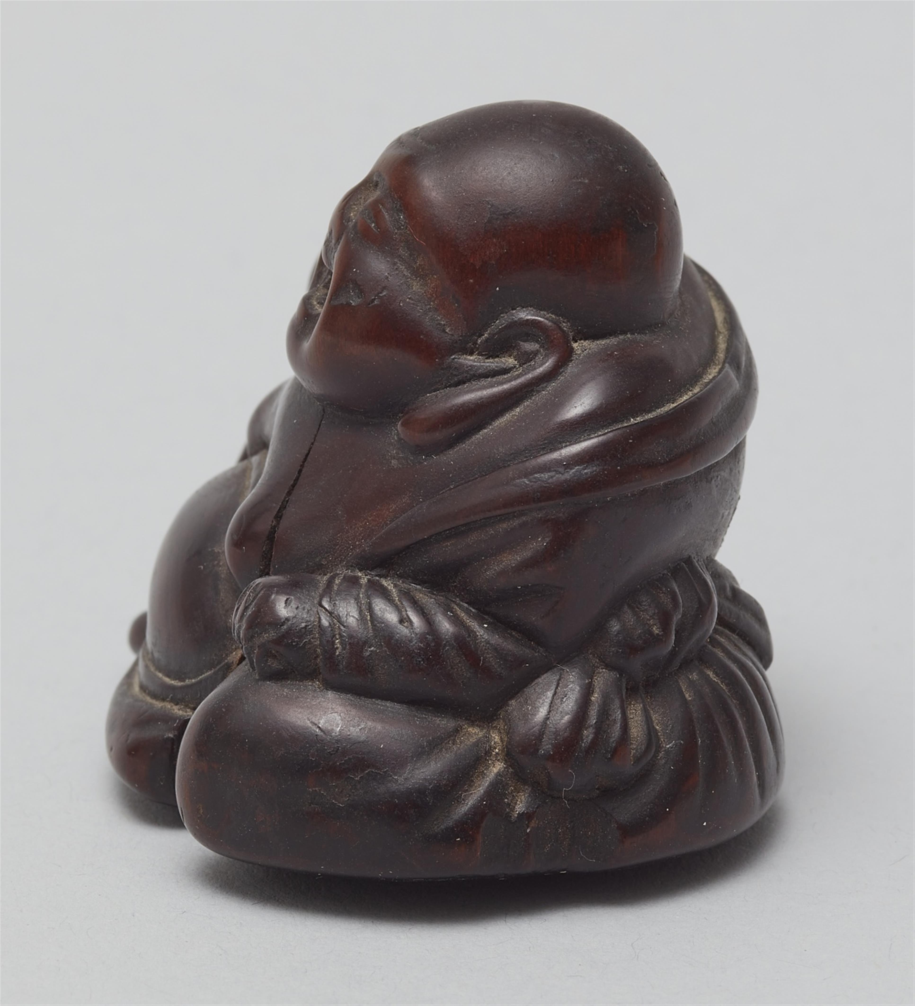 A wooden ashtray netsuke of Hotei. 19th century - image-3