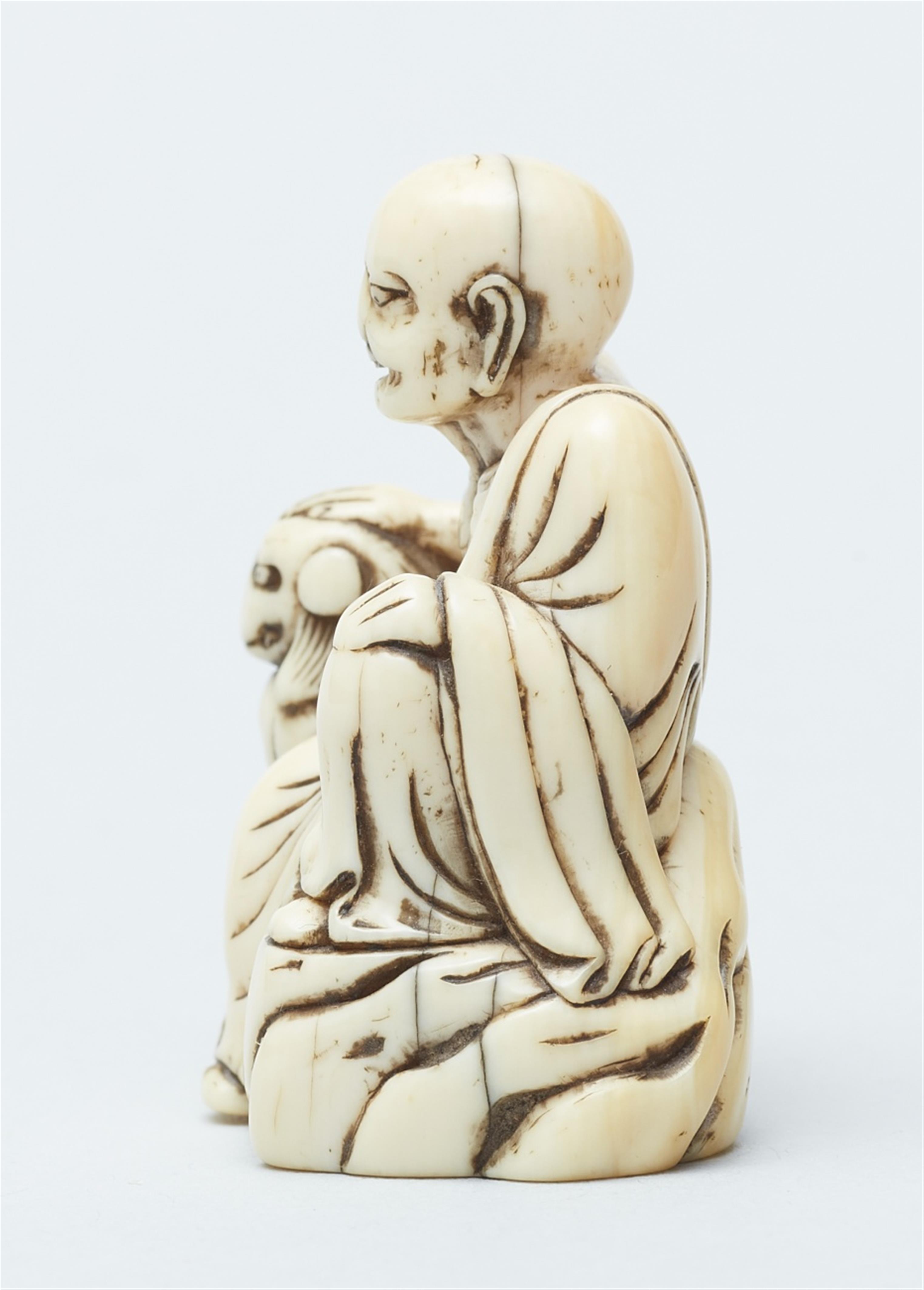 An ivory netsuke of a rakan. Second half 18th century - image-4