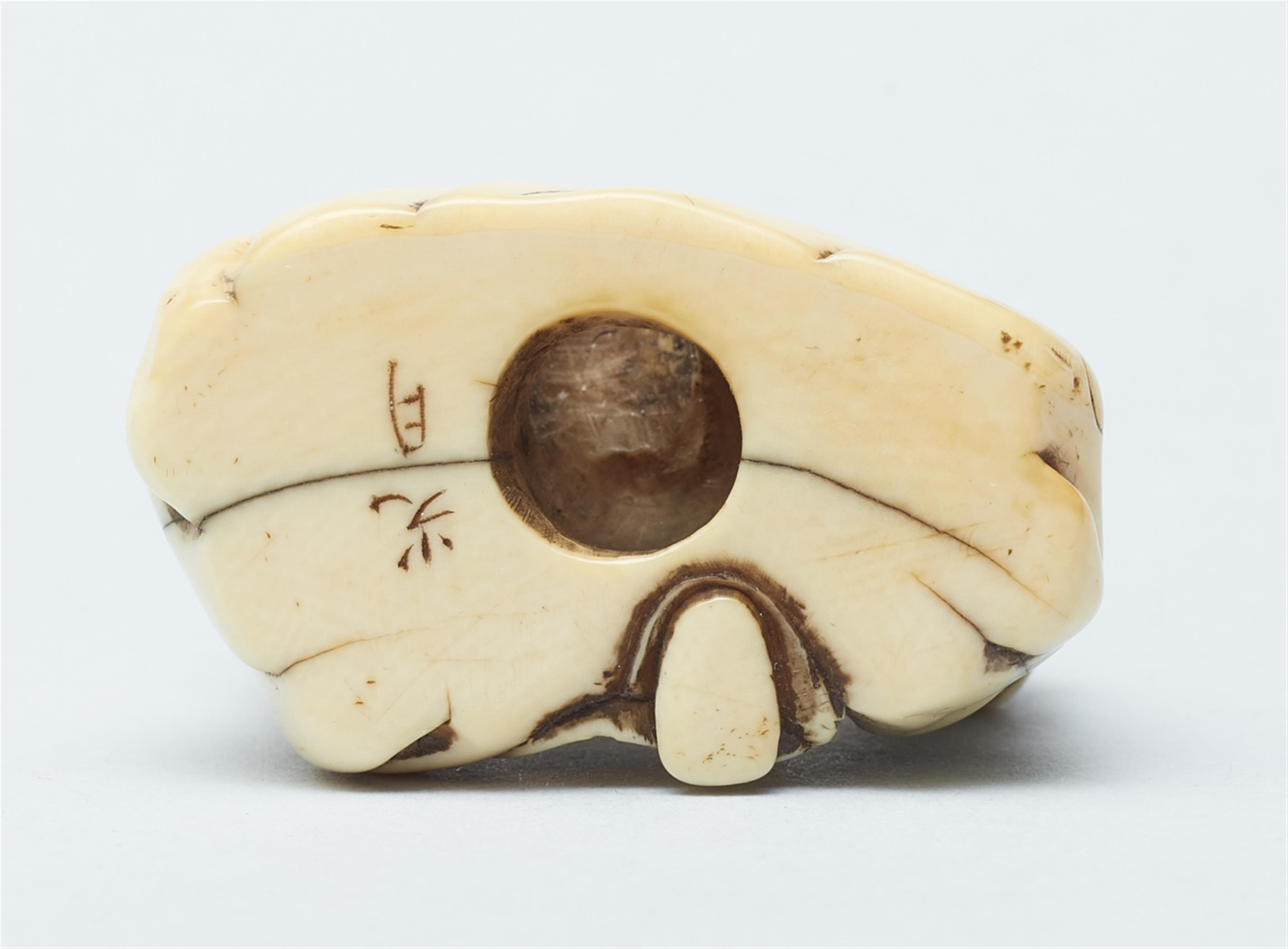 An ivory netsuke of a rakan. Second half 18th century - image-5