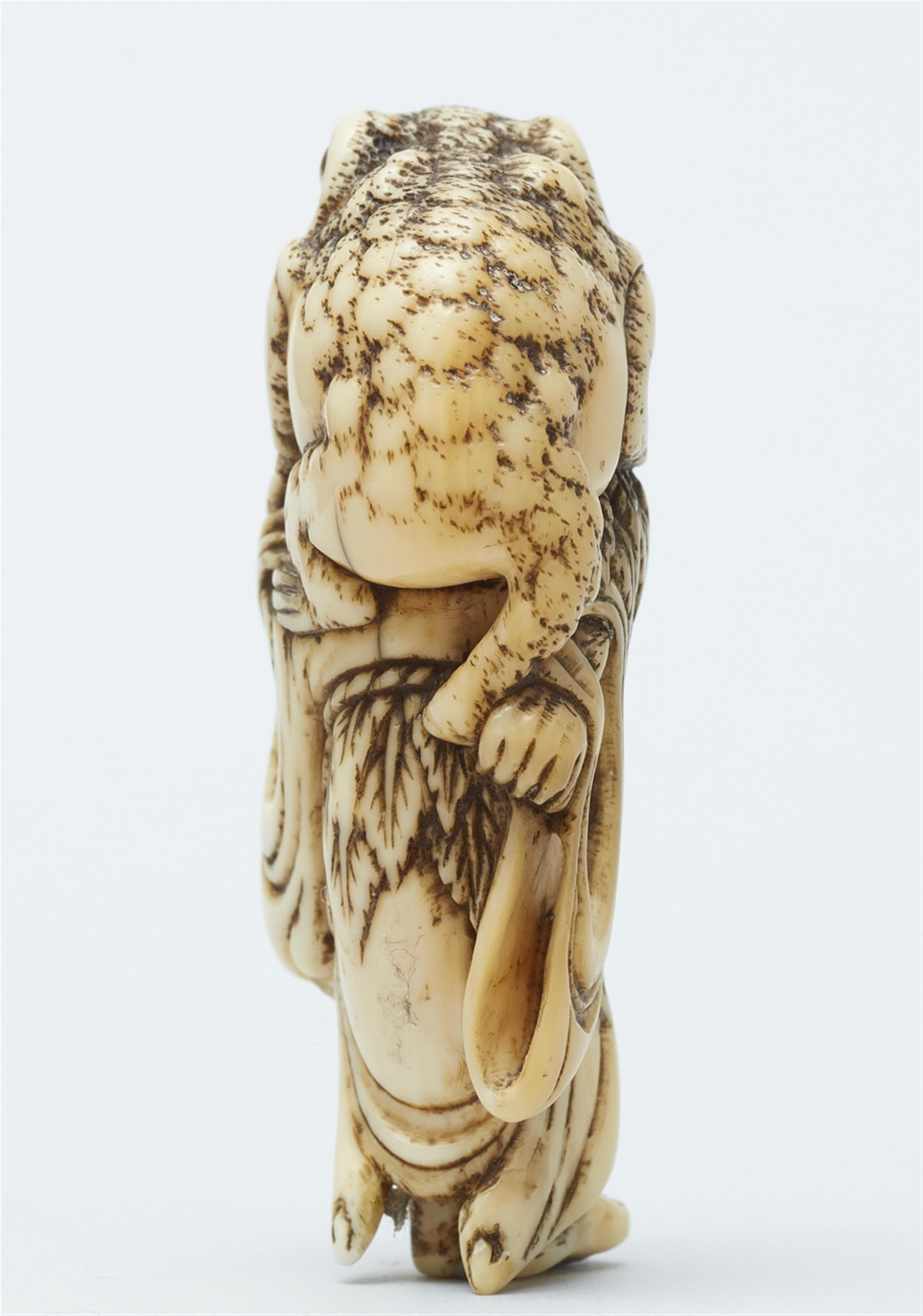 An ivory netsuke of Gama Sennin. Early 19th century - image-2