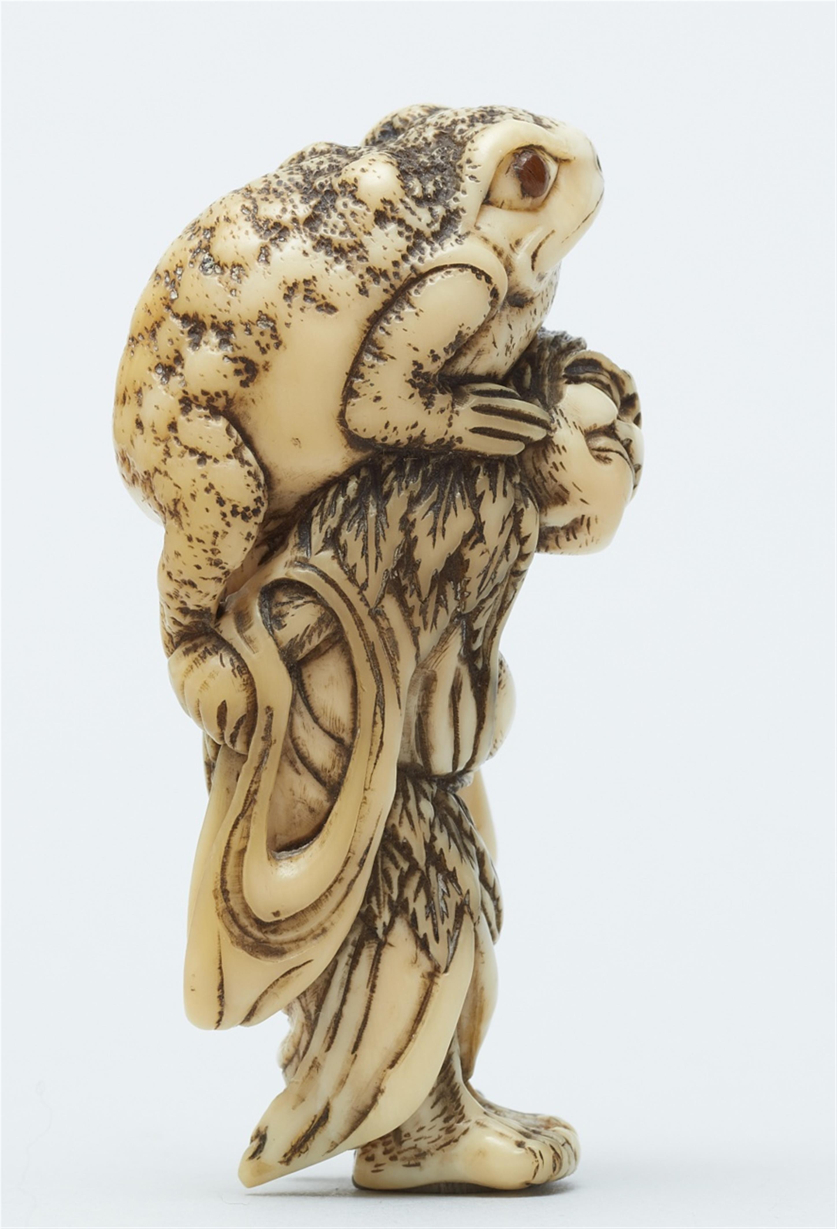 An ivory netsuke of Gama Sennin. Early 19th century - image-3