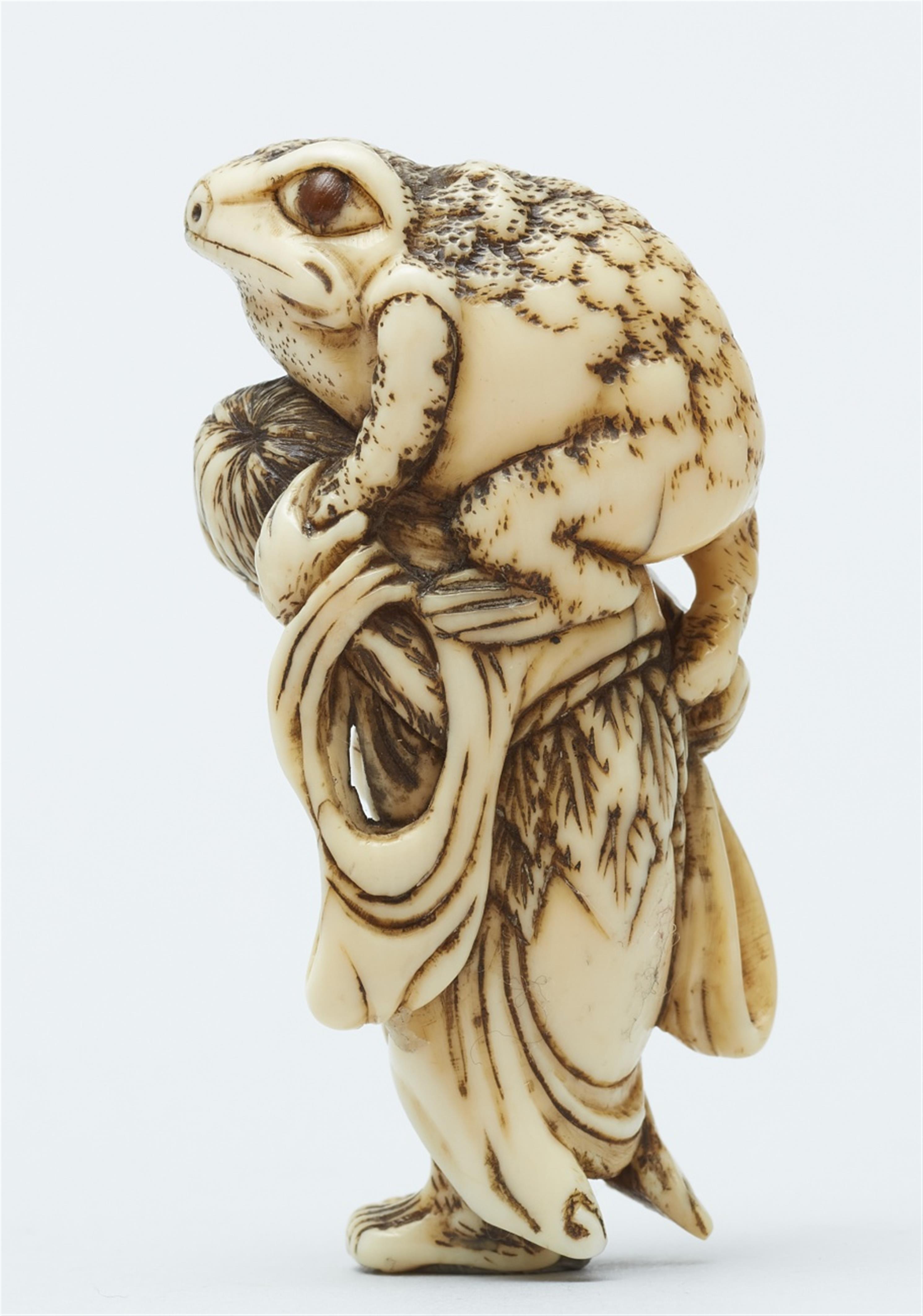 An ivory netsuke of Gama Sennin. Early 19th century - image-4