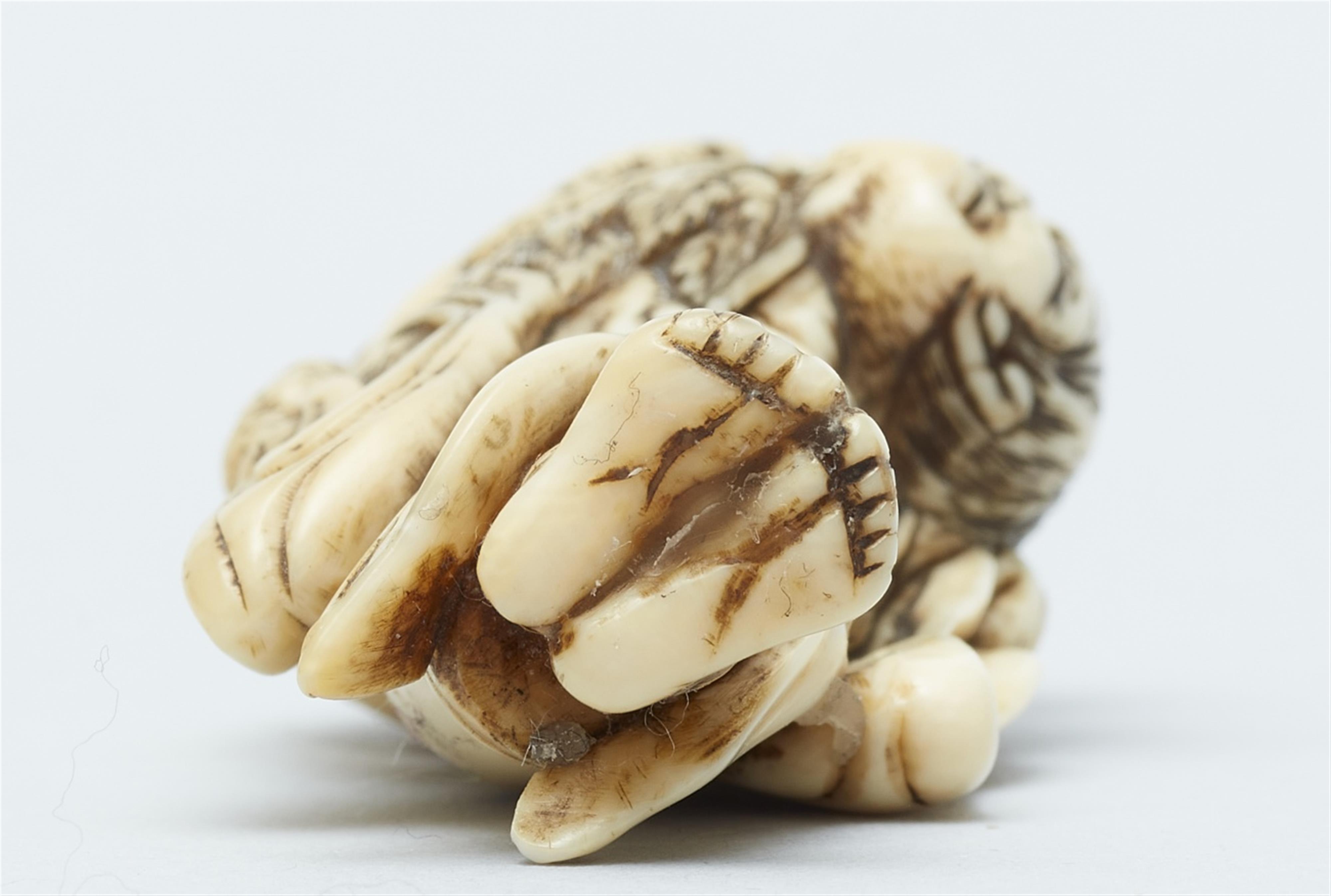 An ivory netsuke of Gama Sennin. Early 19th century - image-5