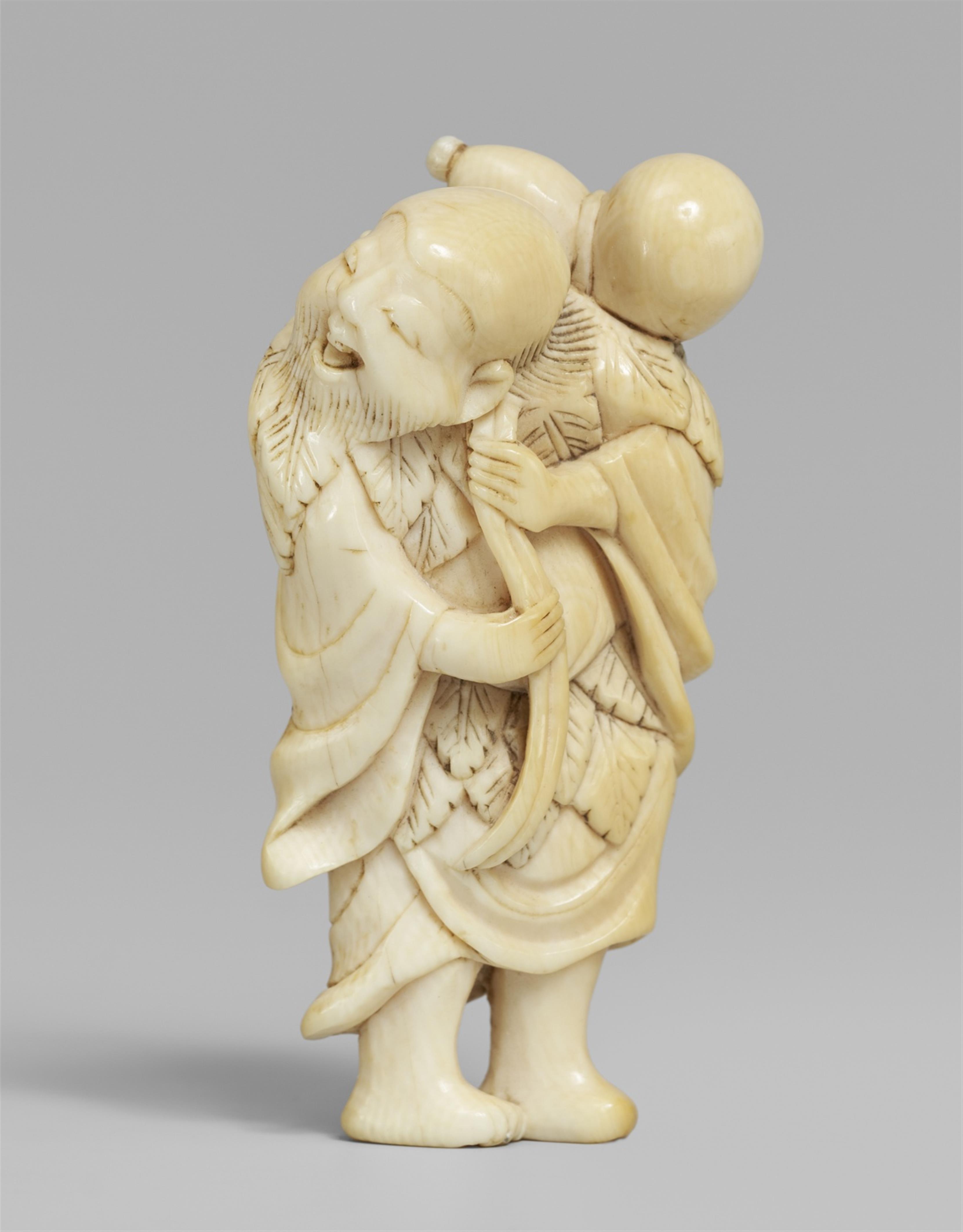 An ivory netsuke of a laughing sennin. Early 19th century - image-1