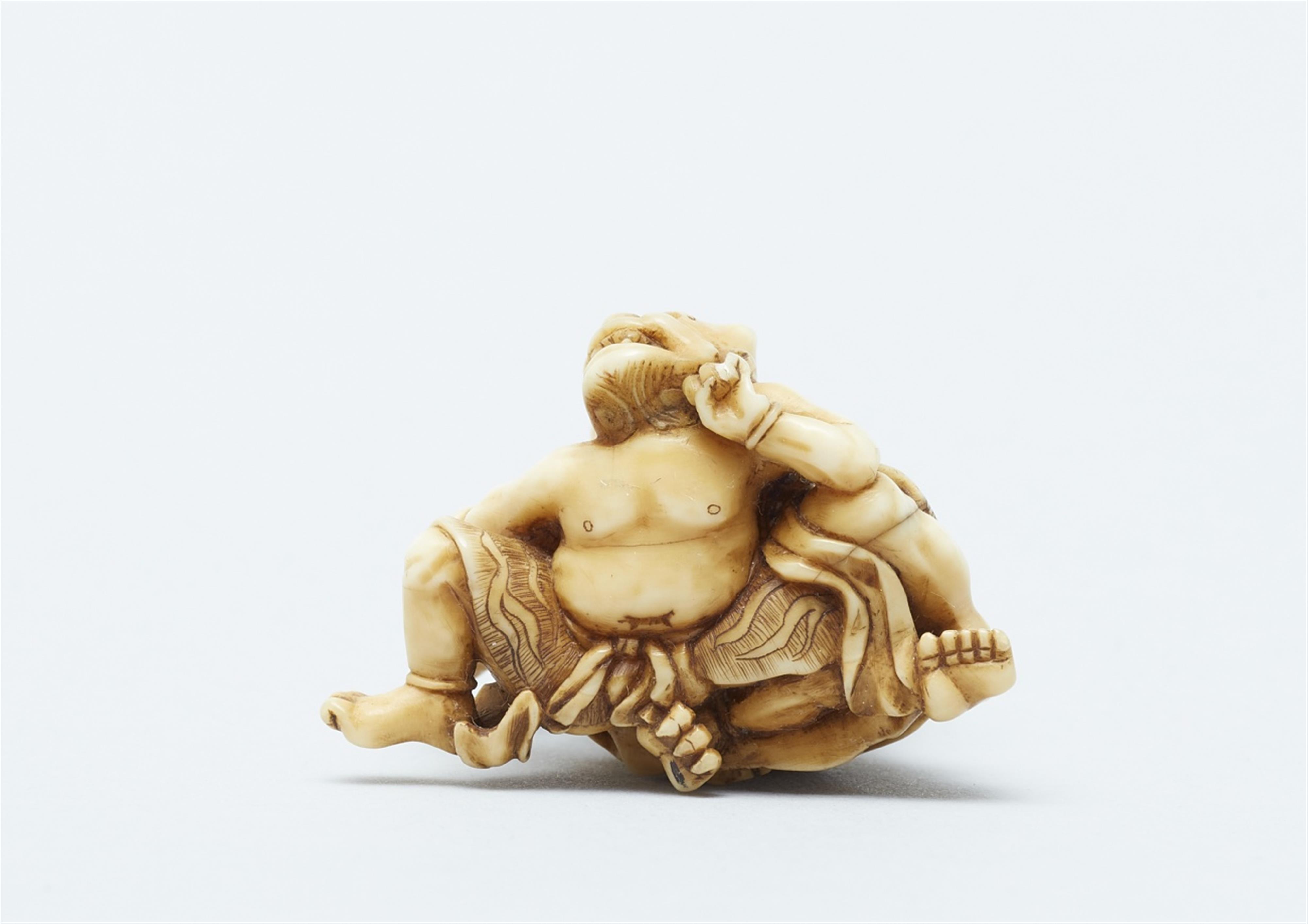 An ivory netsuke of a Nio und oni, by Hikaku. 19th century - image-5