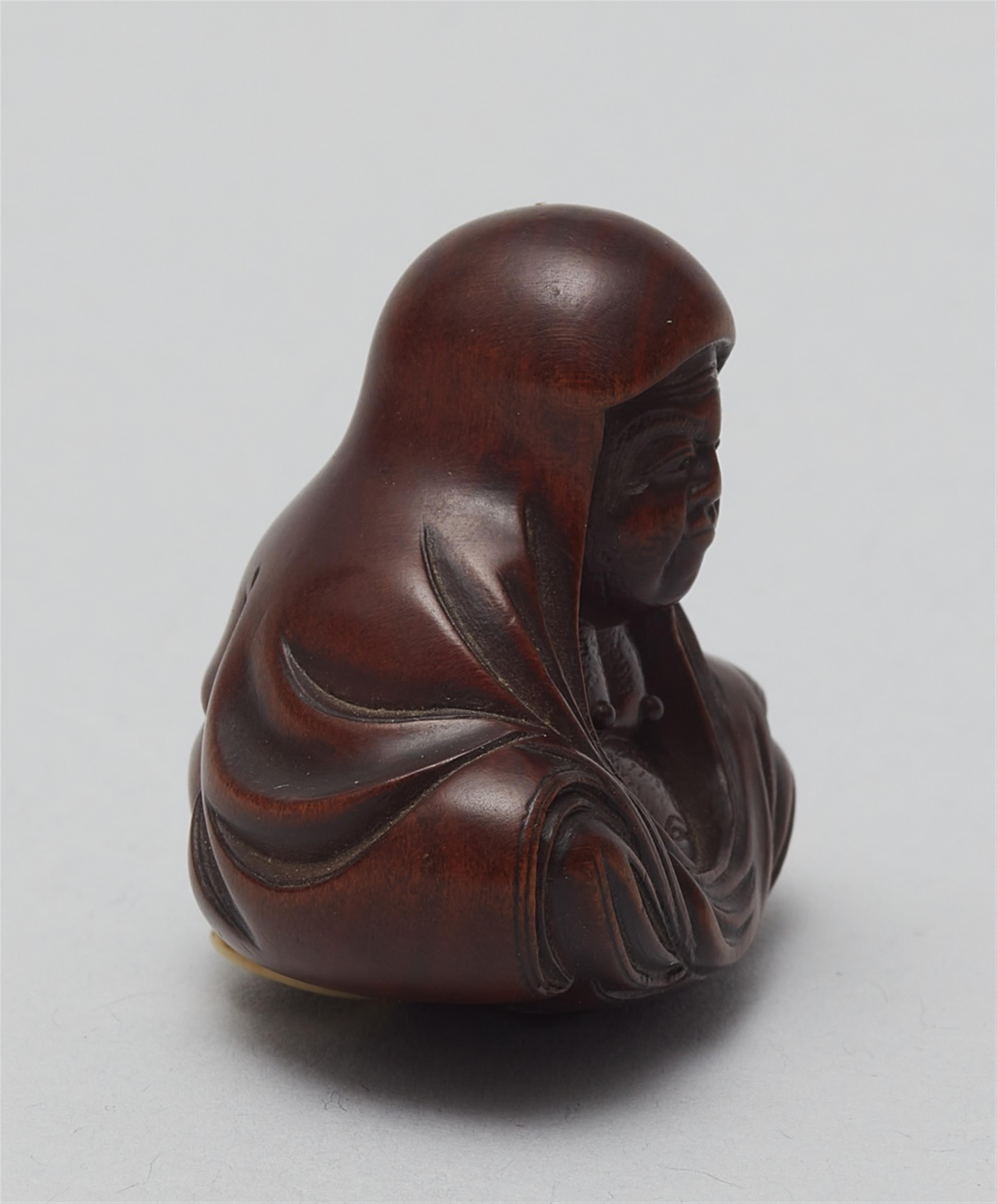 A boxwood netsuke of Daruma. Mid-19th century - image-3