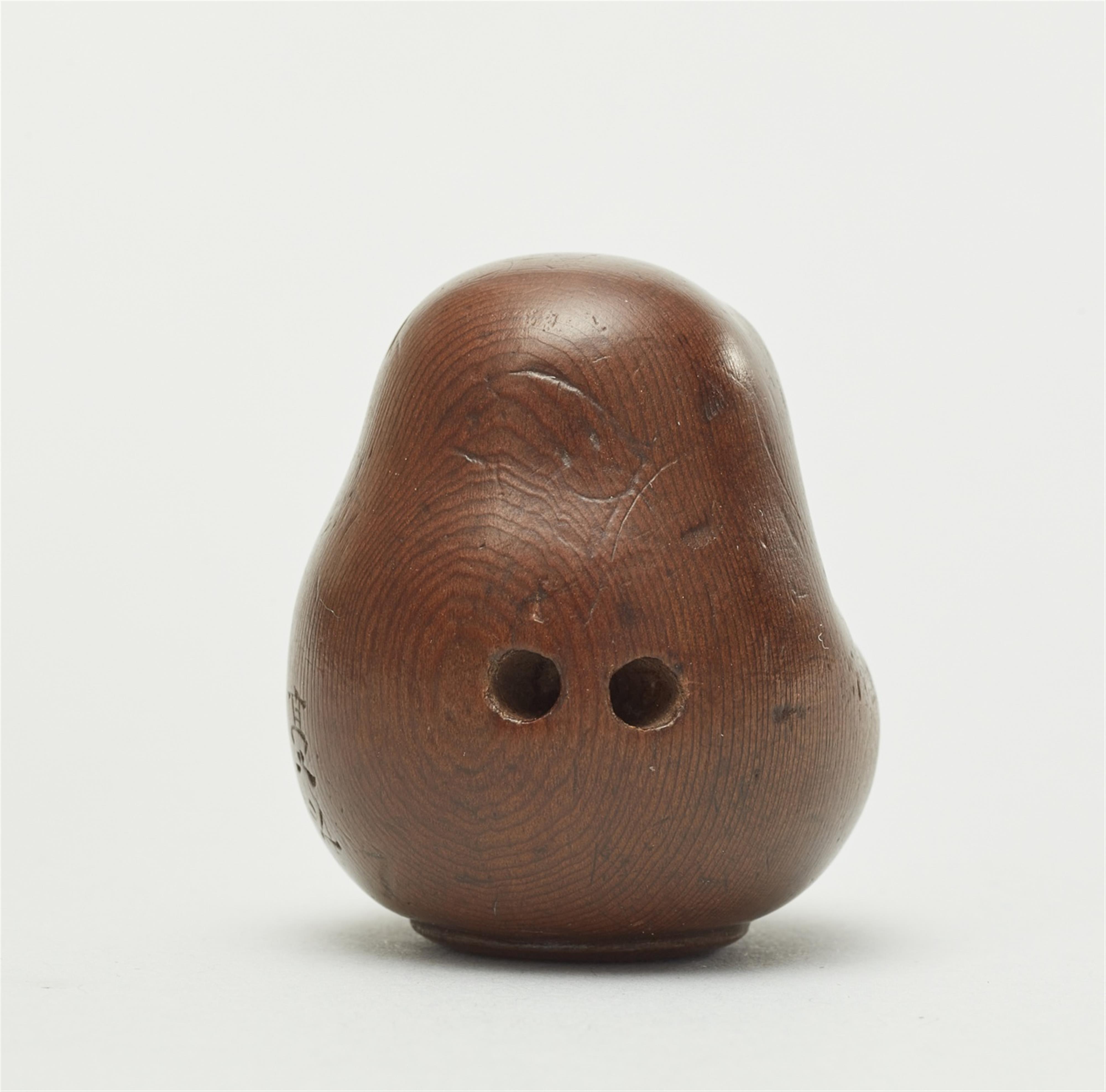 A yew wood netsuke of a Daruma doll, by Sukeyuki. Hida-Takayama. Around 1900 - image-2