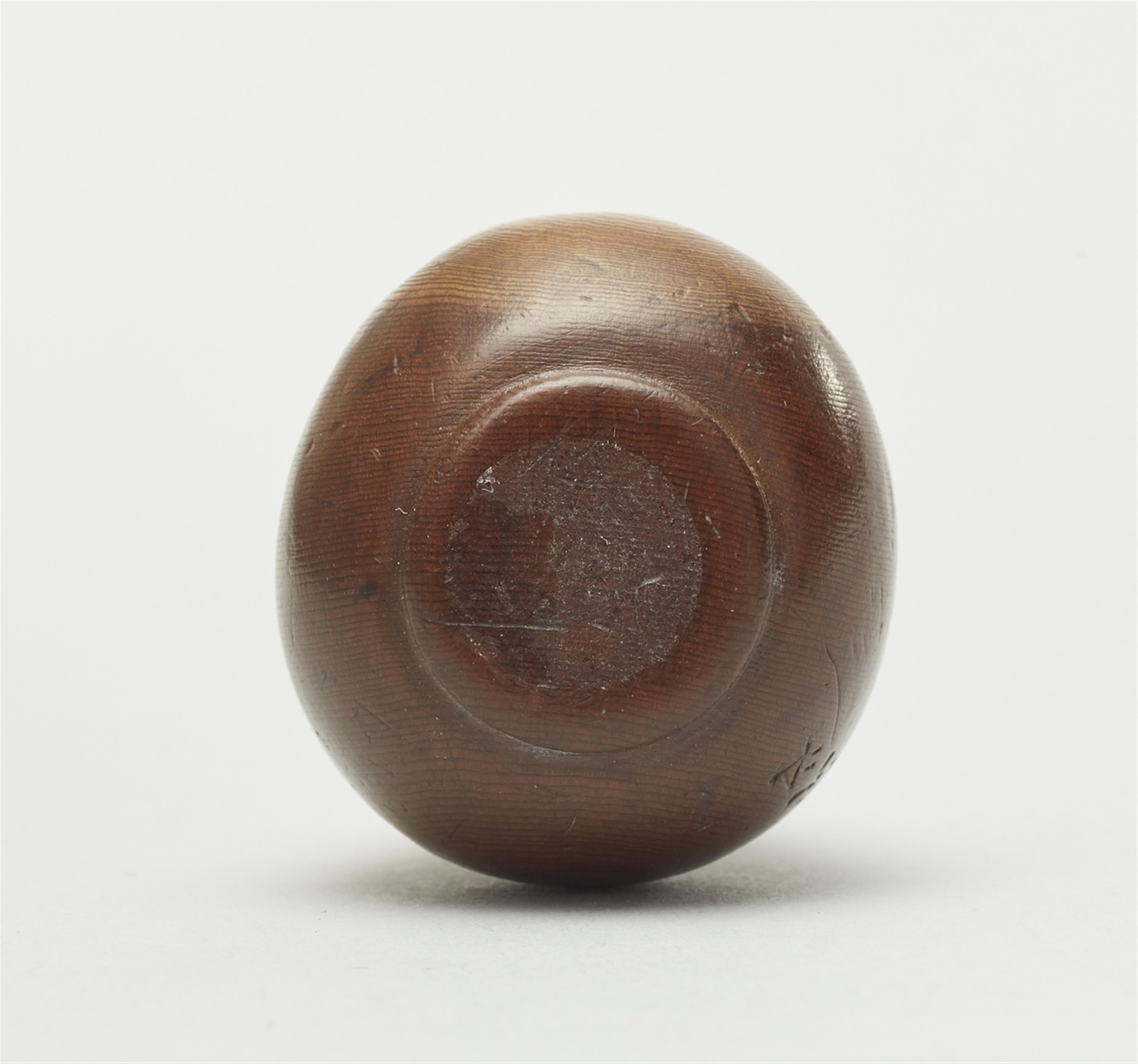 A yew wood netsuke of a Daruma doll, by Sukeyuki. Hida-Takayama. Around 1900 - image-5