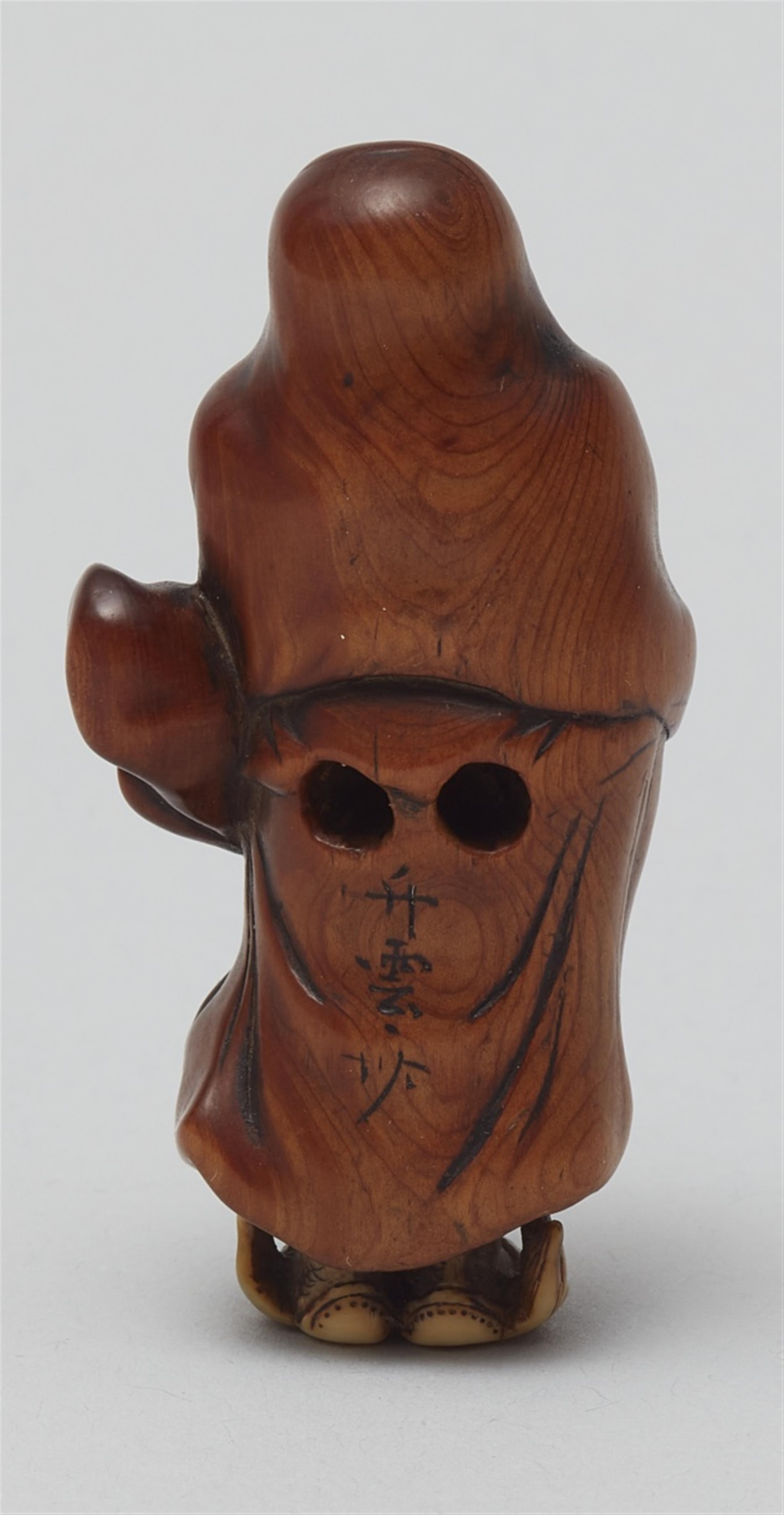 Daruma, auf einem Schilfrohr stehend. Holz und Elfenbein. Mitte 19. Jh. - image-3