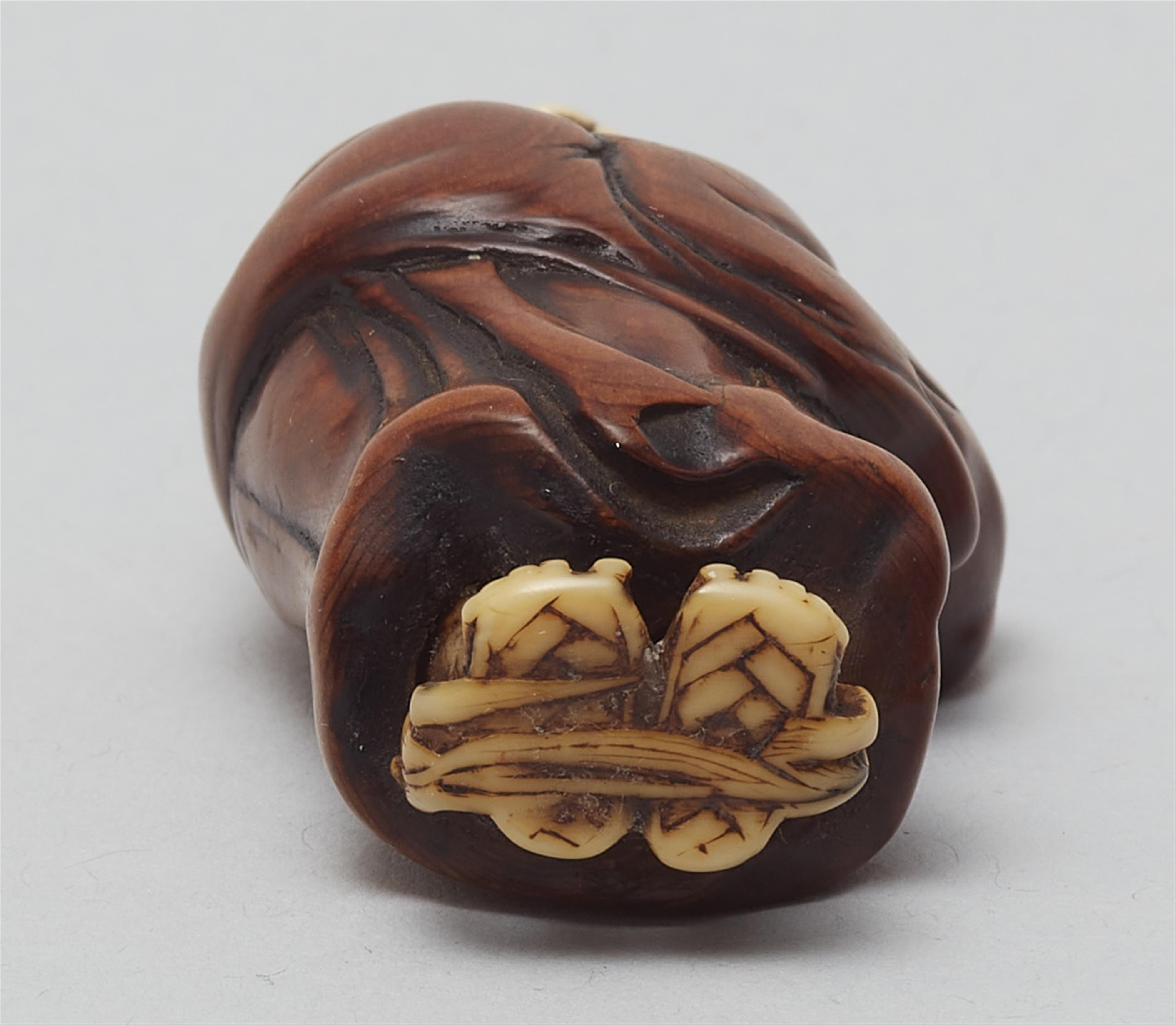 A wood and ivory netsuke of Daruma. Mid-19th century - image-5