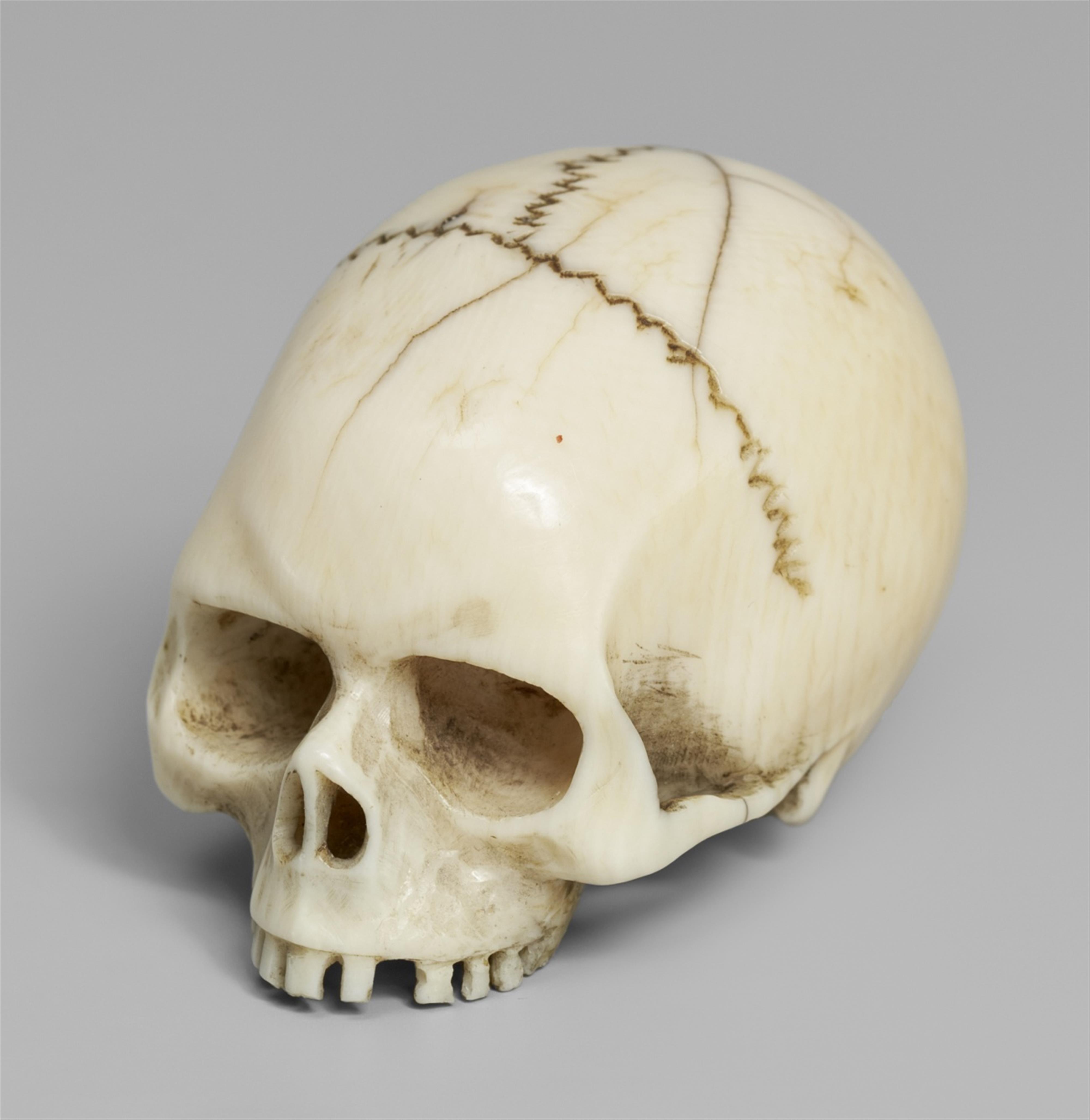 An ivory netsuke of a realistic model of a skull. Late 19th century - image-1