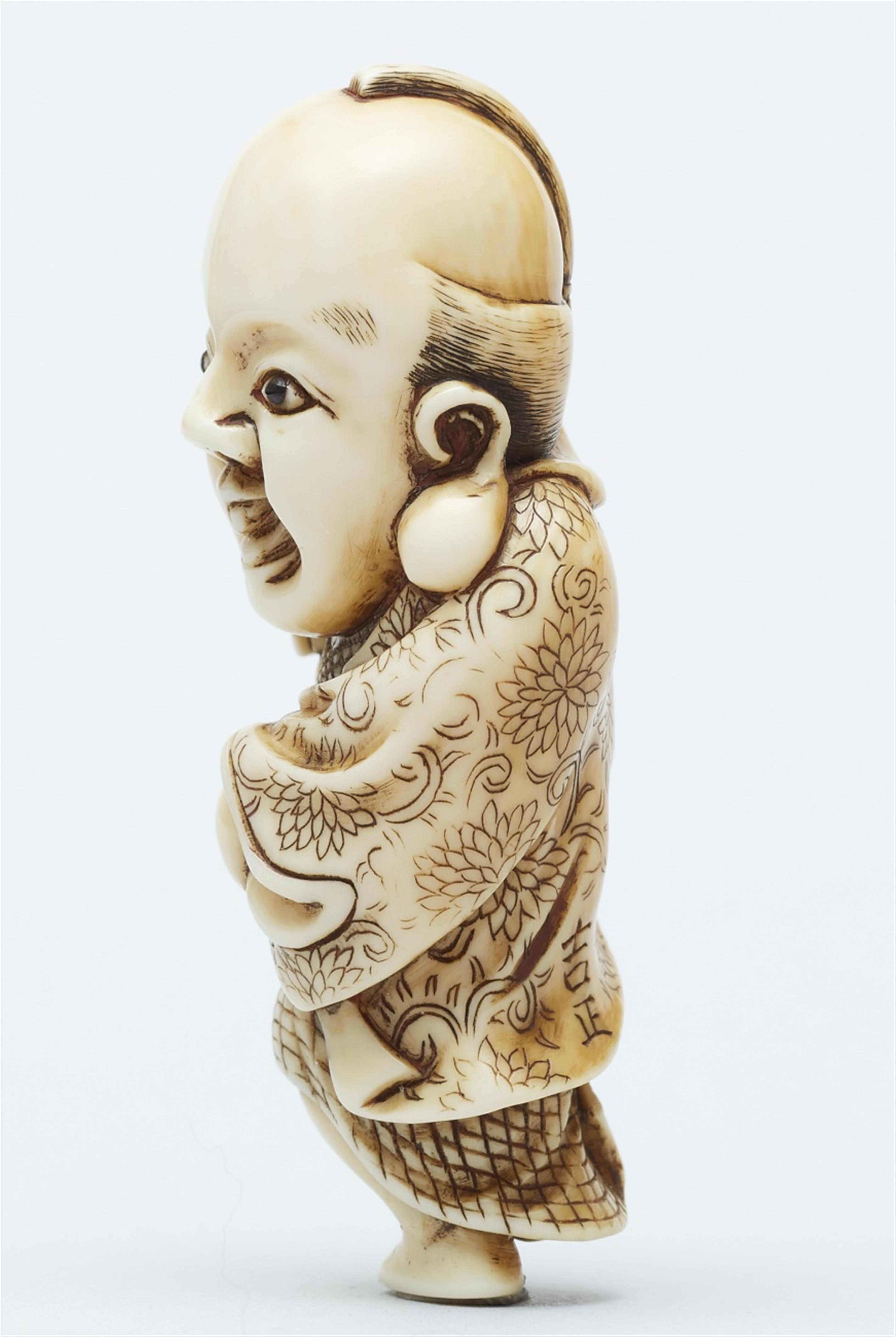 An ivory netsuke of a laughing Fukusuke. Early 19th century - image-3