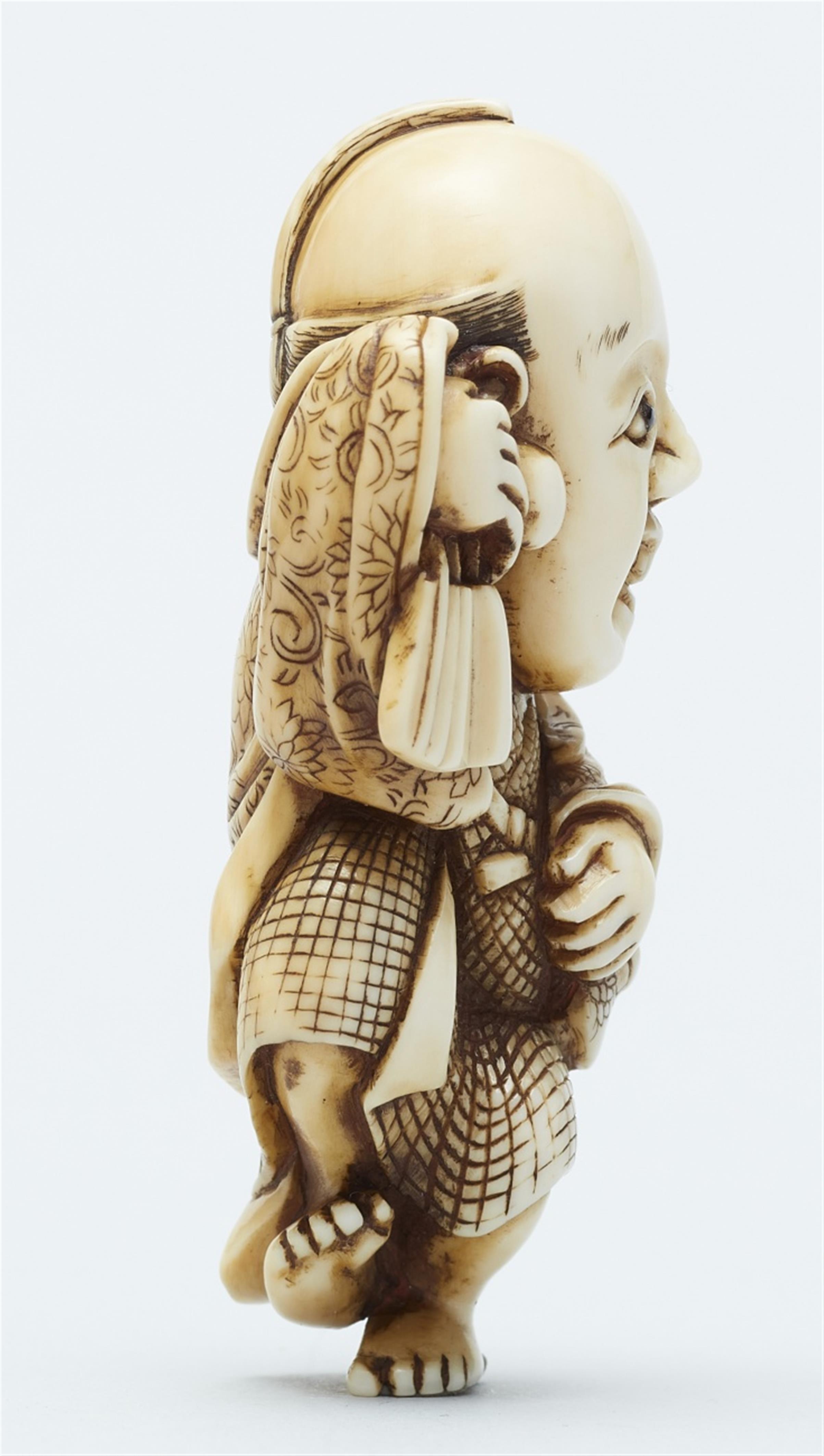 An ivory netsuke of a laughing Fukusuke. Early 19th century - image-4