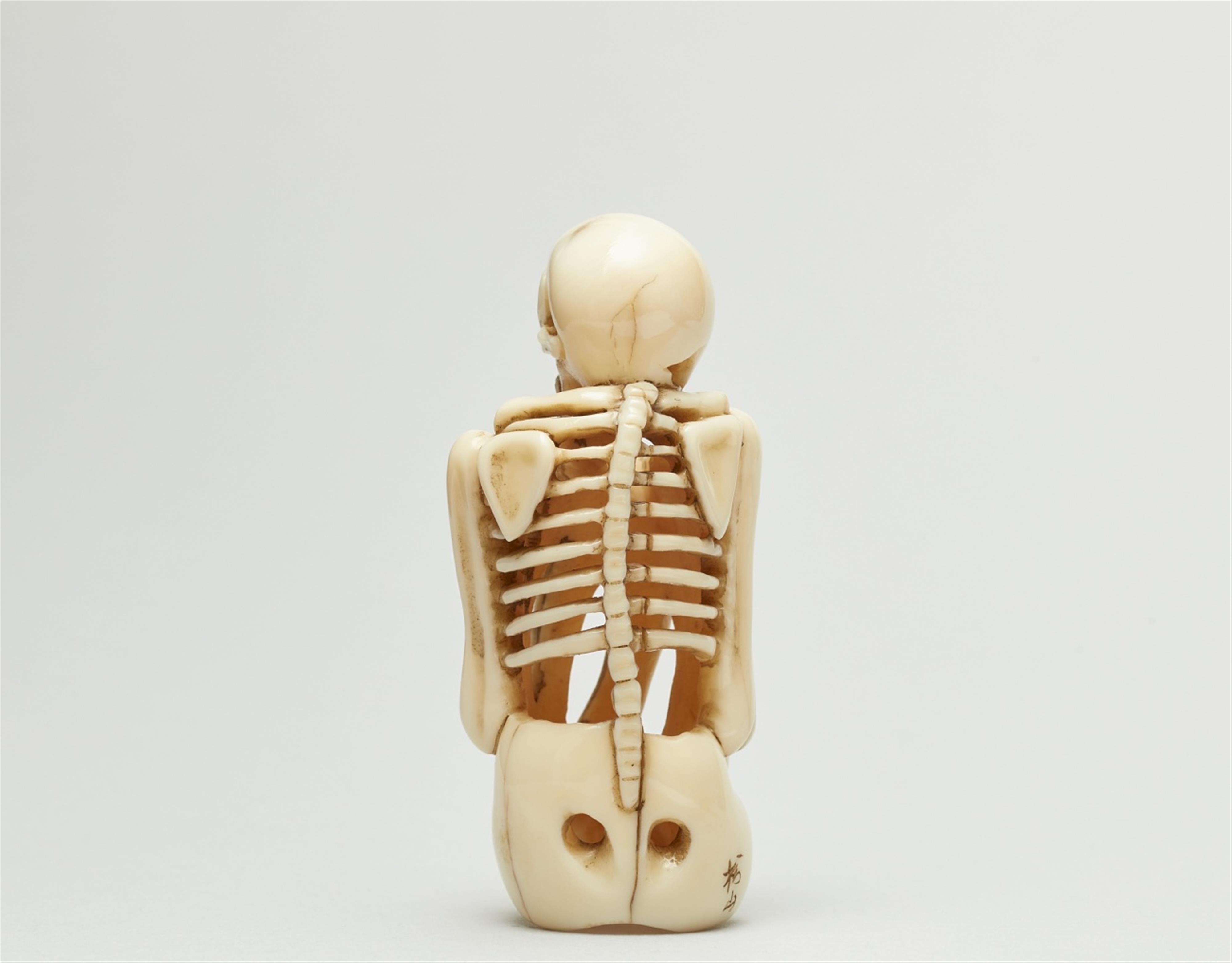 A marine ivory netsuke of a crouching skeletton. Early 20th century - image-2