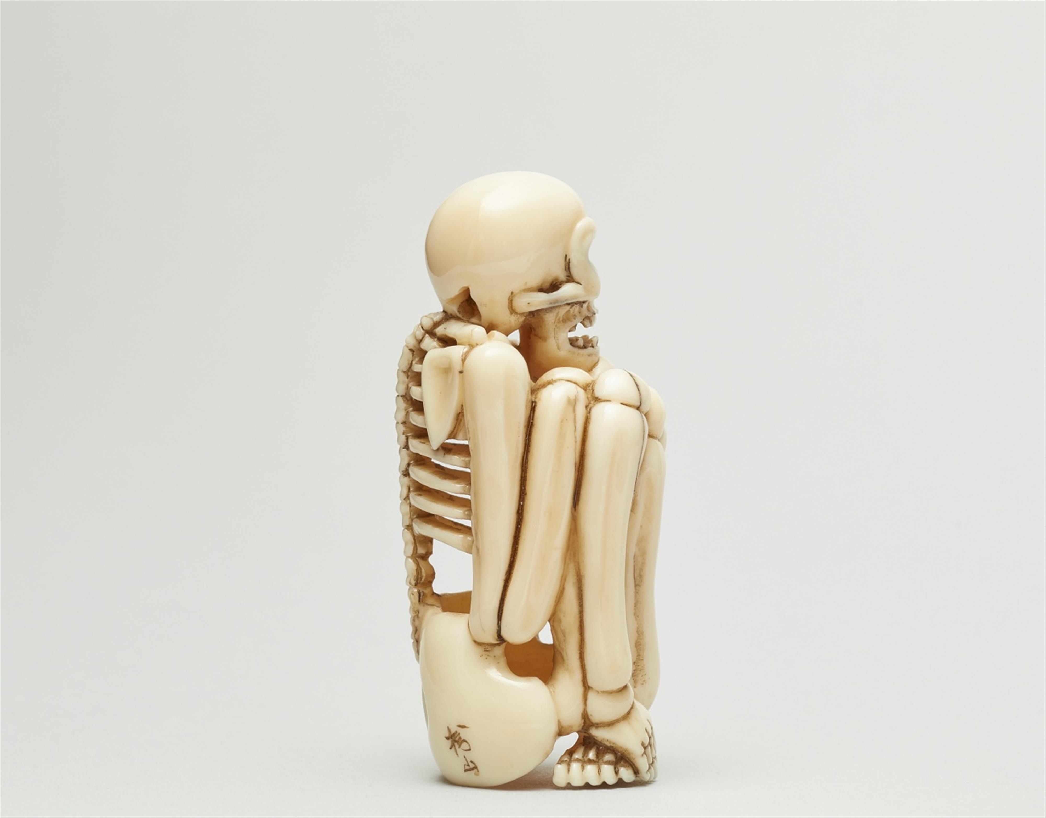 A marine ivory netsuke of a crouching skeletton. Early 20th century - image-3