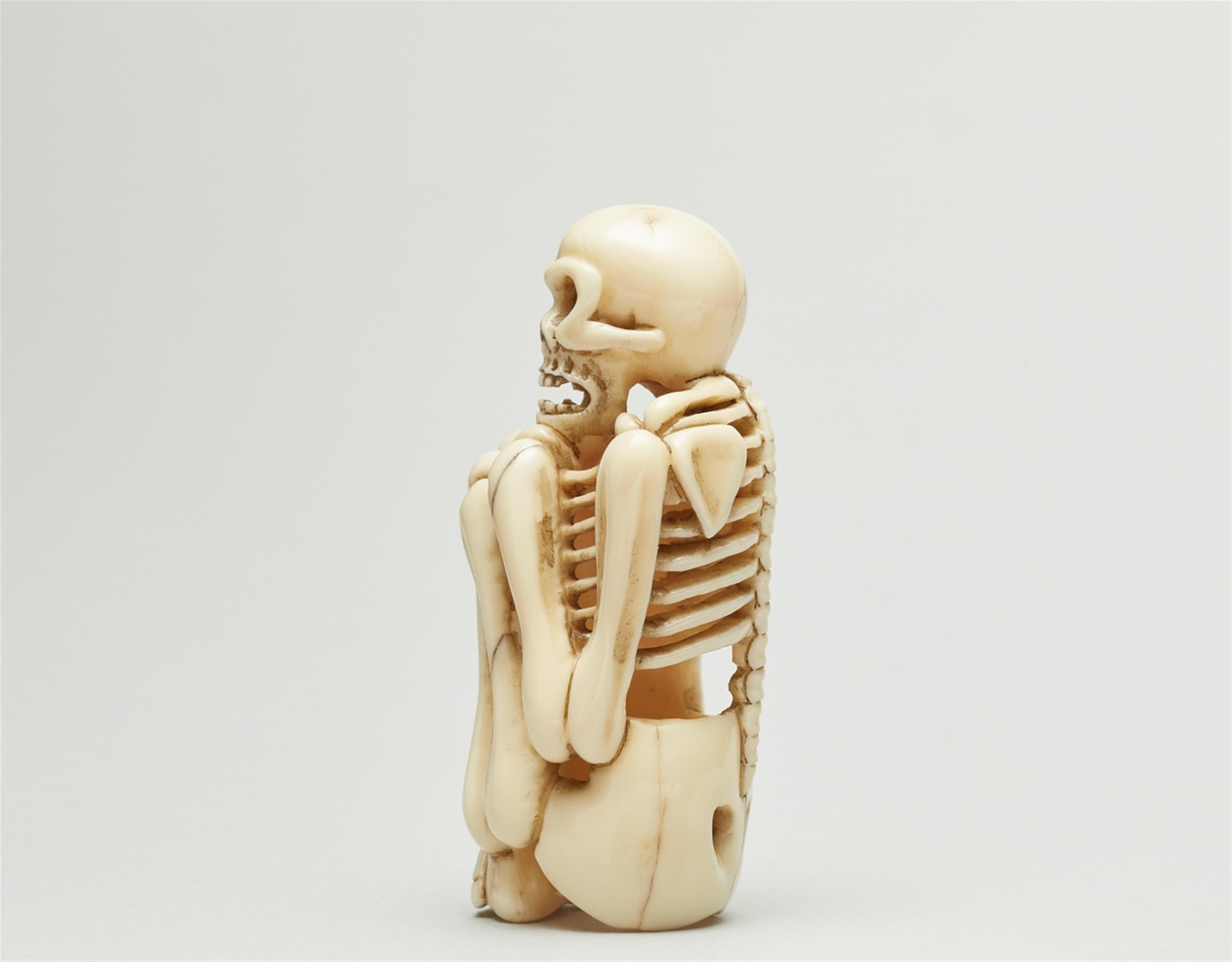 A marine ivory netsuke of a crouching skeletton. Early 20th century - image-4